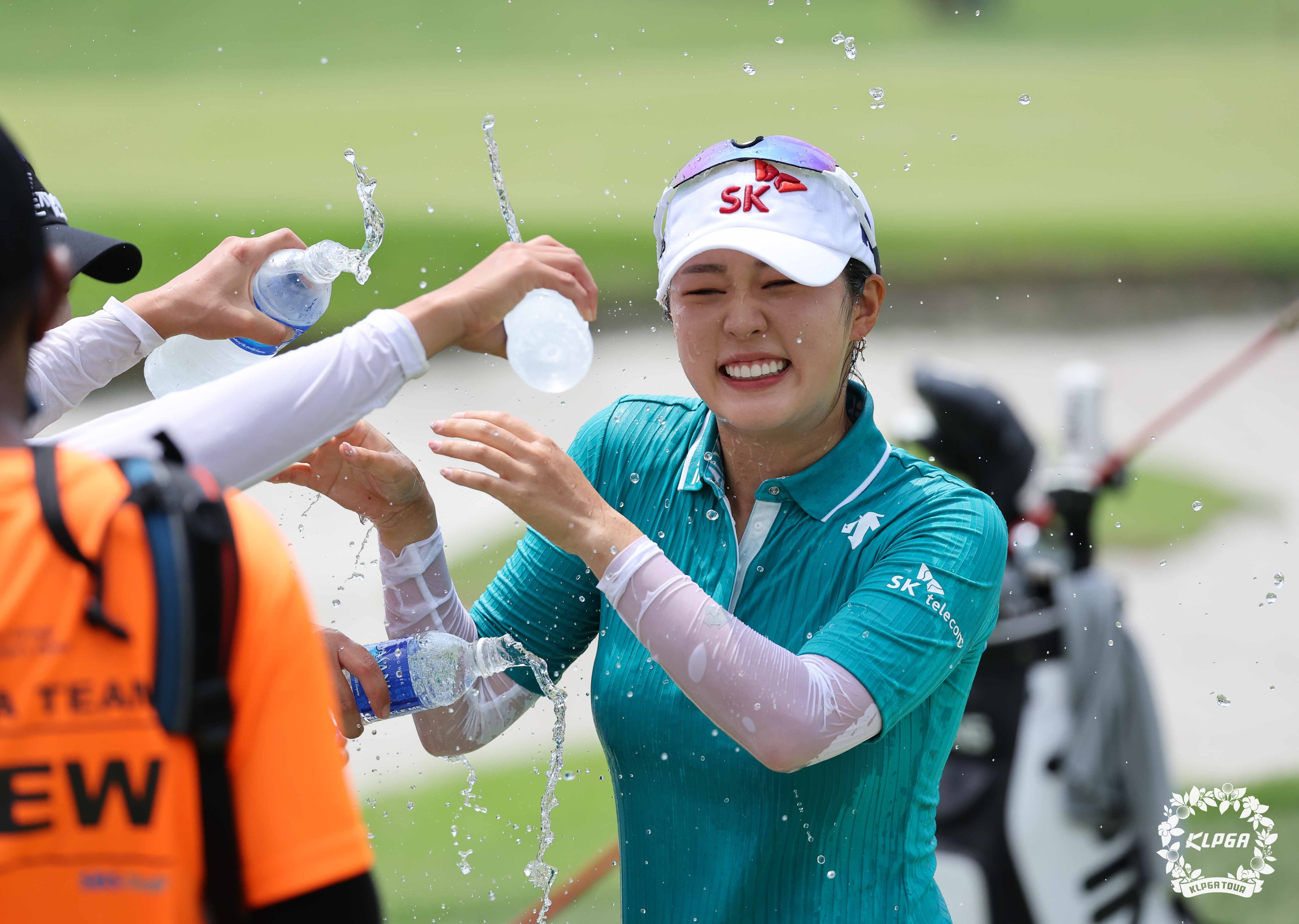 하나금융그룹  싱가포르 여자오픈에서 투어 첫 우승을 하고 축하받는 김재희. KLPGA 제공.