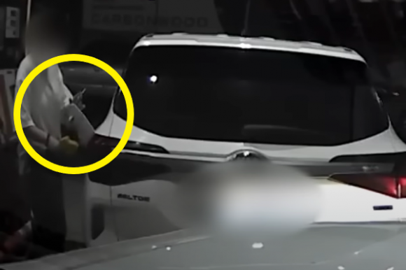 광주의 한 주유소에서 한 차주가 주유총을 손에 든 채 다른 손에는 담배를 들고 있는 모습. 유튜브 채널 ‘그것이 블랙박스’ 캡처