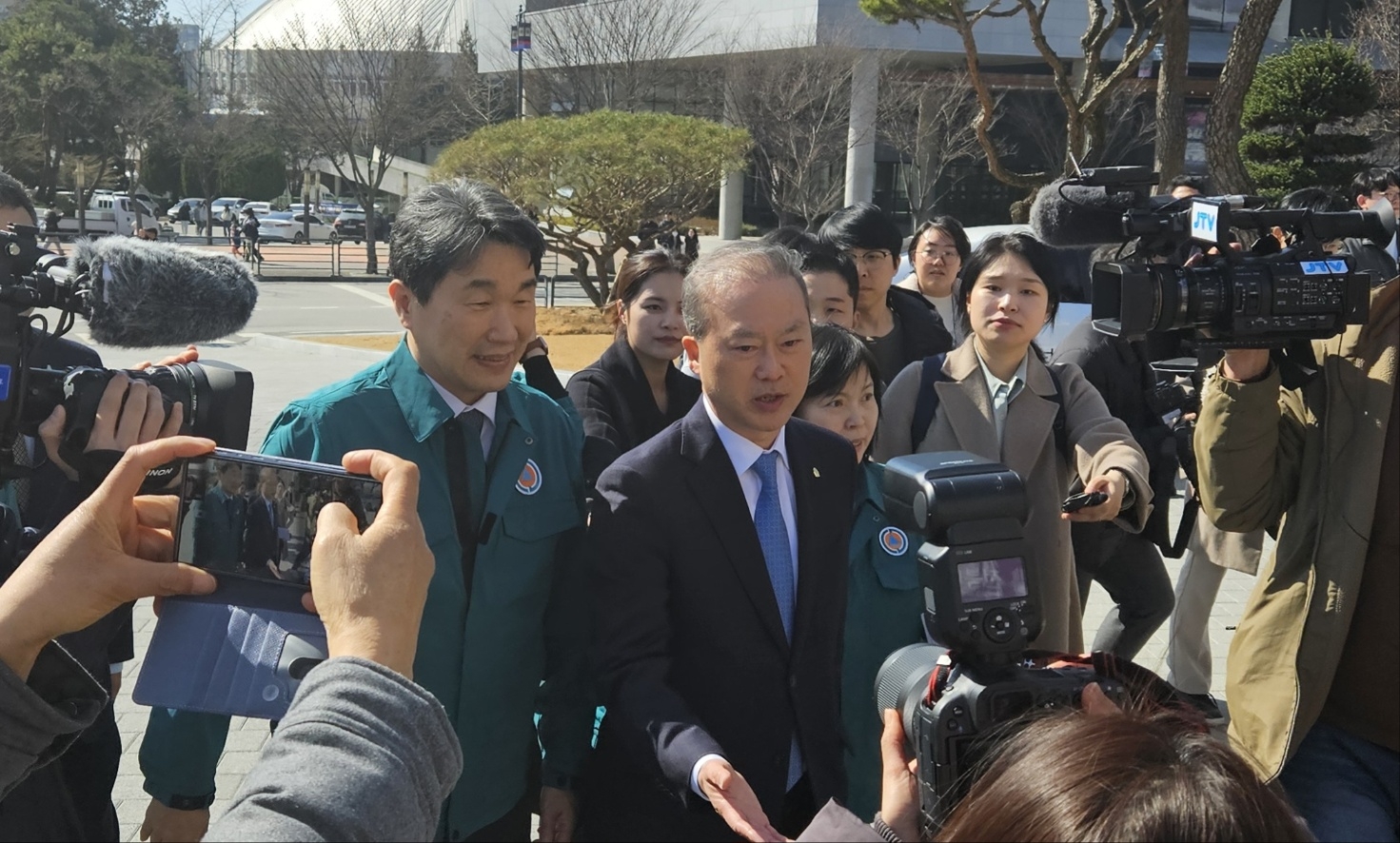 이주호 부총리 겸 교육부 장관이 13일 오후 전북대를 찾아 양오봉 총장 등 대학 관계자들과 간담회를 가졌다.