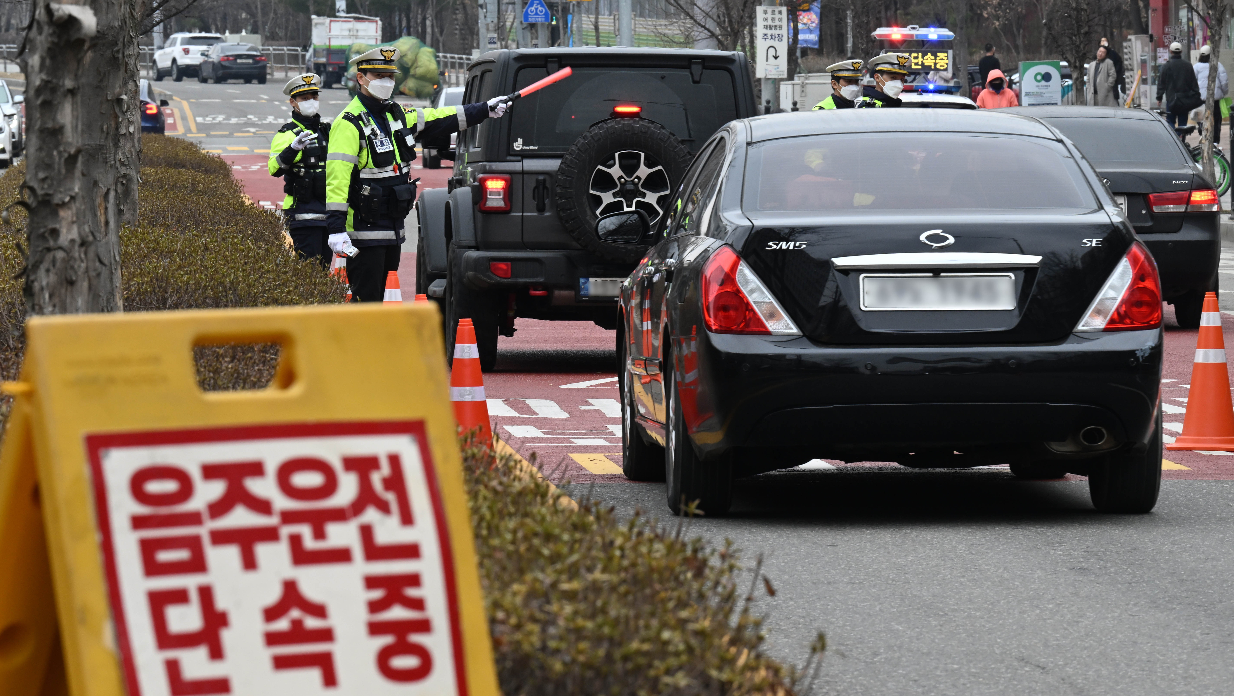 최근 현직 경찰의 비위가 잇따르면서 경찰 지휘부가 대책 마련에 나섰다. 사진은 경찰이 지난 12일 서울의 한 도로에서 음주운전 특별단속을 하는 모습. 홍윤기 기자
