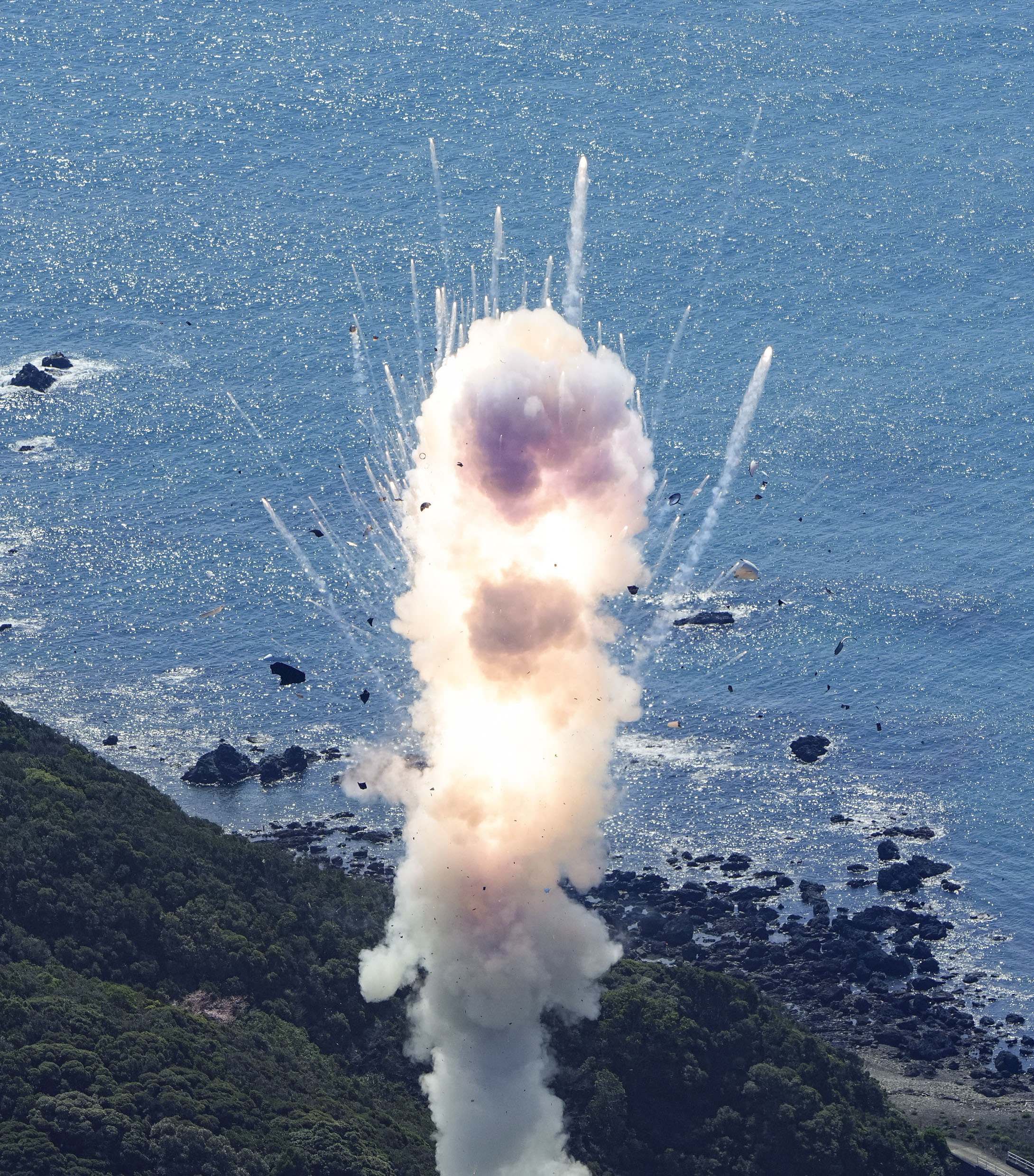 일본 첫 민간 개발 소형로켓, 발사 직후 폭발