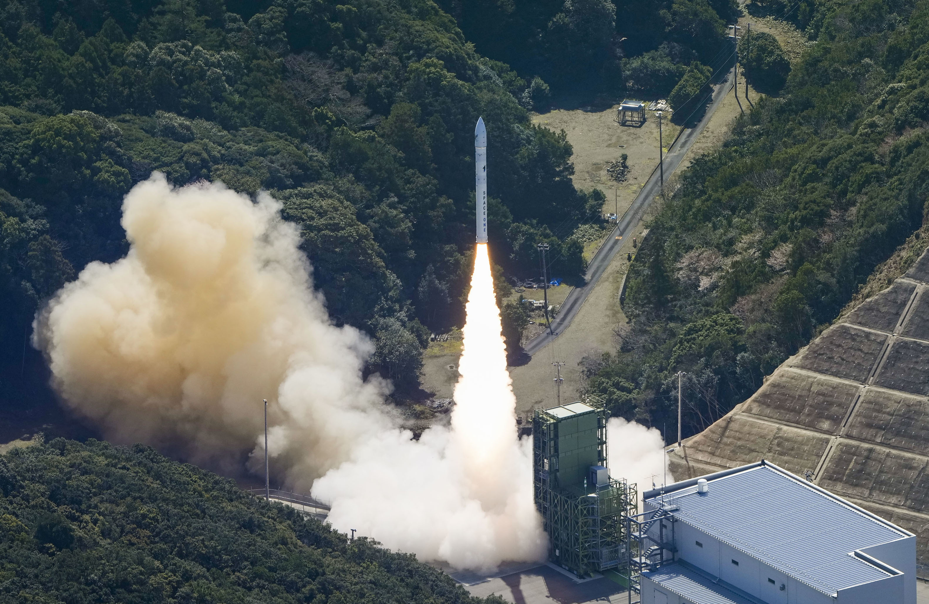 일본 첫 민간 개발 소형로켓, 발사 직후 폭발