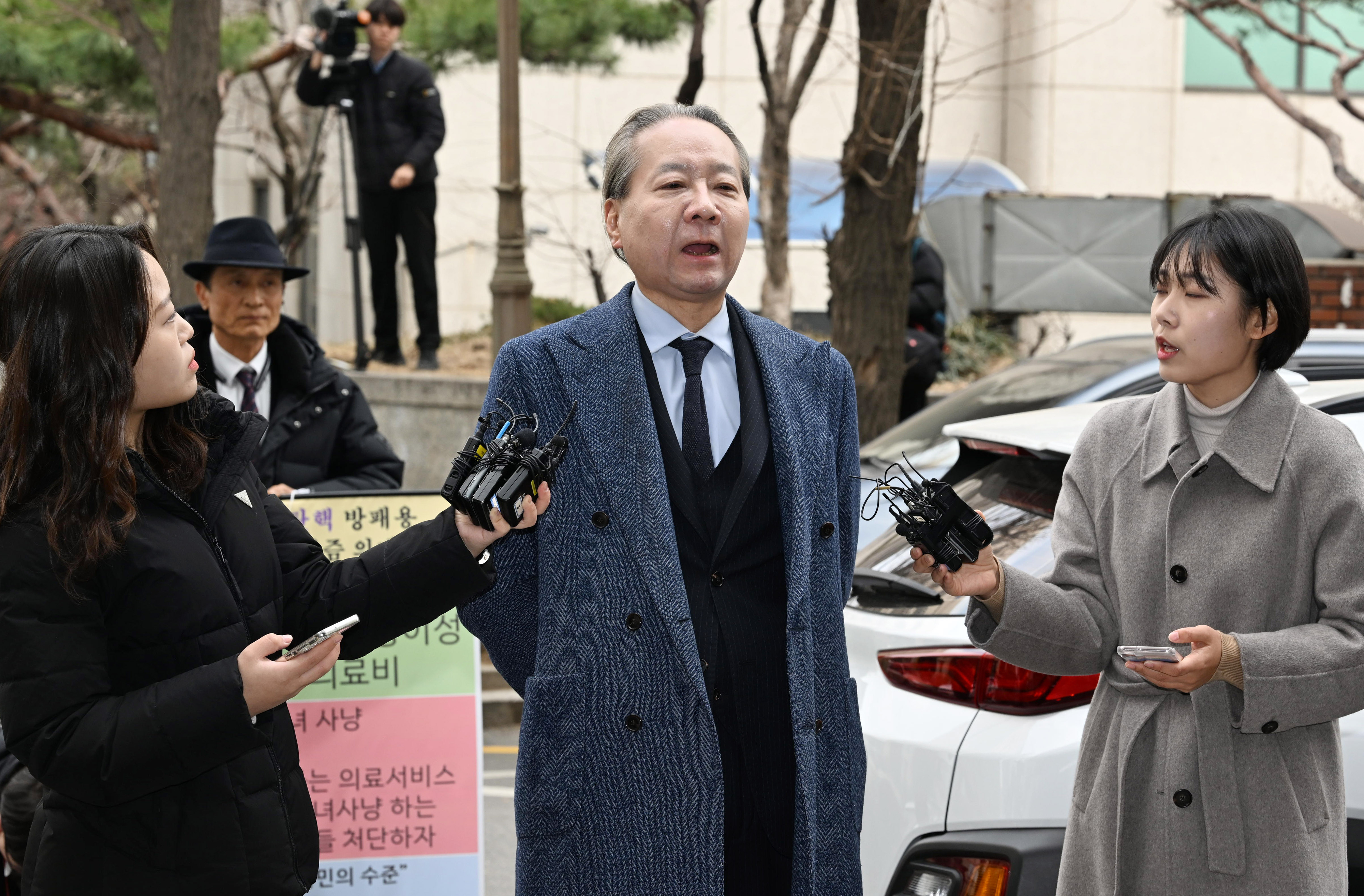 주수호 대한의사협회 비상대책위원회 언론홍보위원장이 전공의 집단사직 공모 의혹과 관련해 6일 서울 마포구 서울경찰청 공공범죄수사대로 출석하며 입장을 밝히고 있다. 2024.03.06. 도준석 전문기자