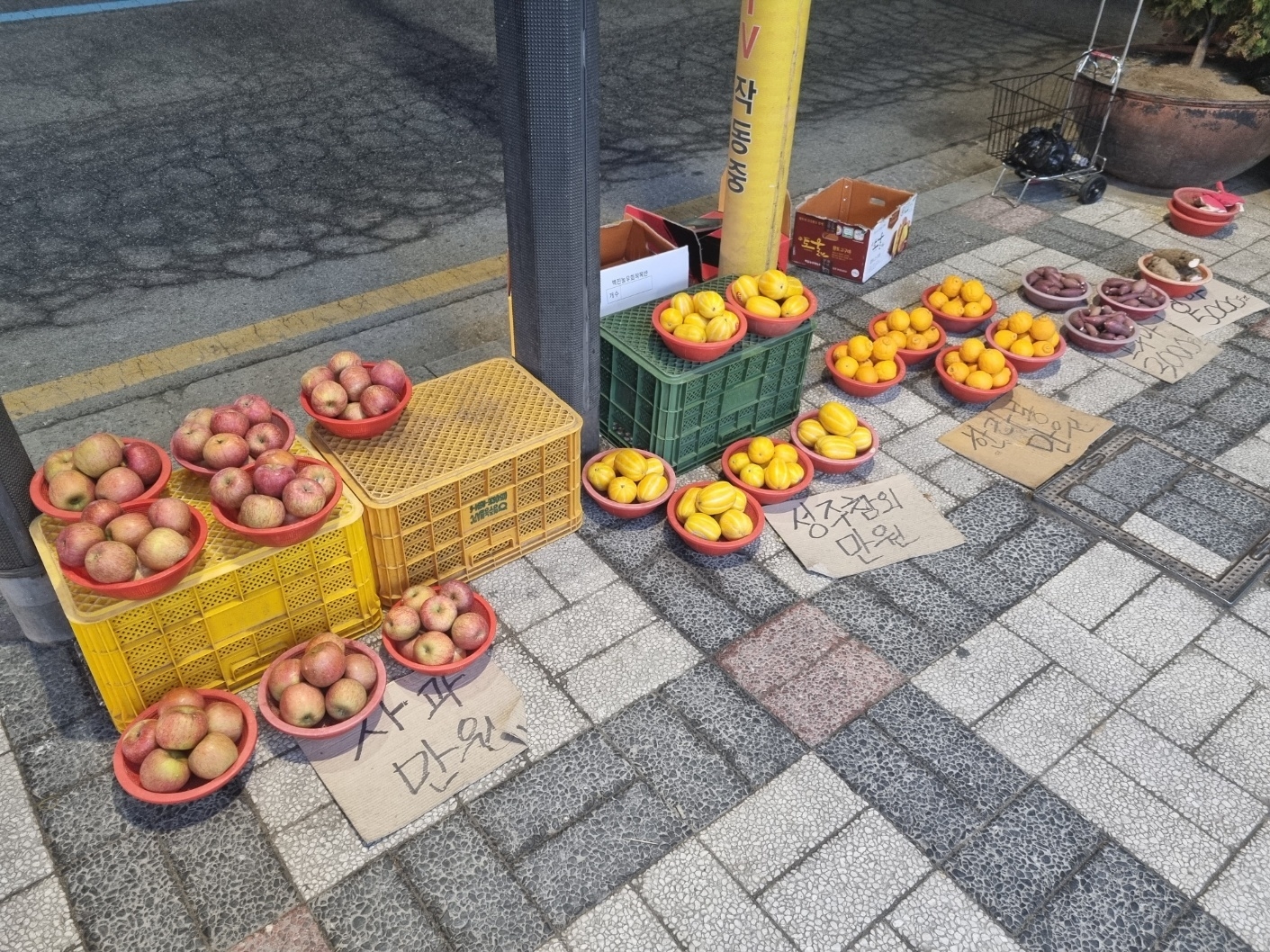 12일 저녁 서울 양천구 목동 깨비시장의 한 과일 상가 도로 앞에 계속 팔리지 않아 ‘떨이’로 싸게 나온 과일들이 진열돼 있다. 2024.3.12. 강동용 기자