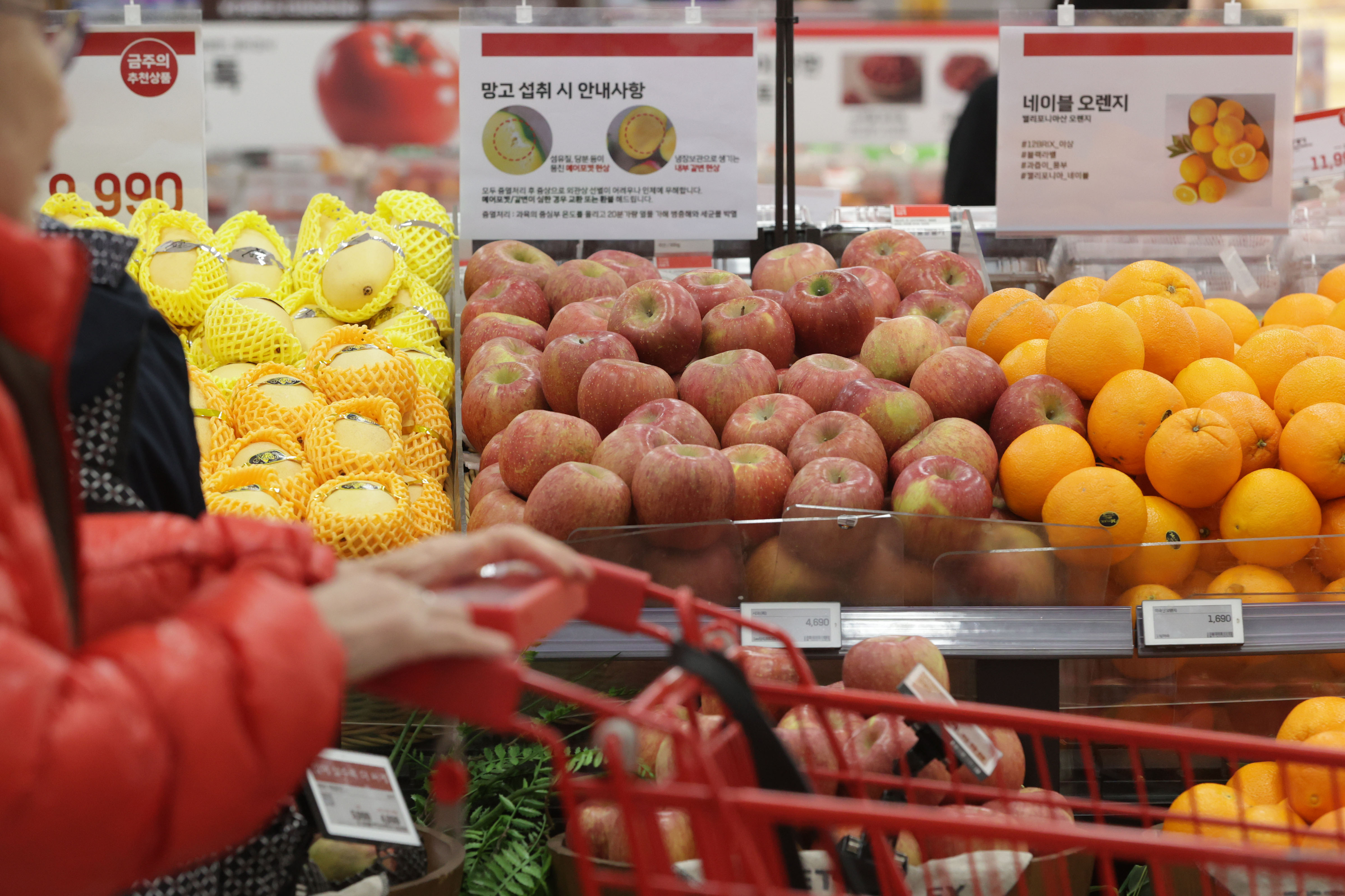 ‘사과 10kg 도매가격 9만원 돌파’