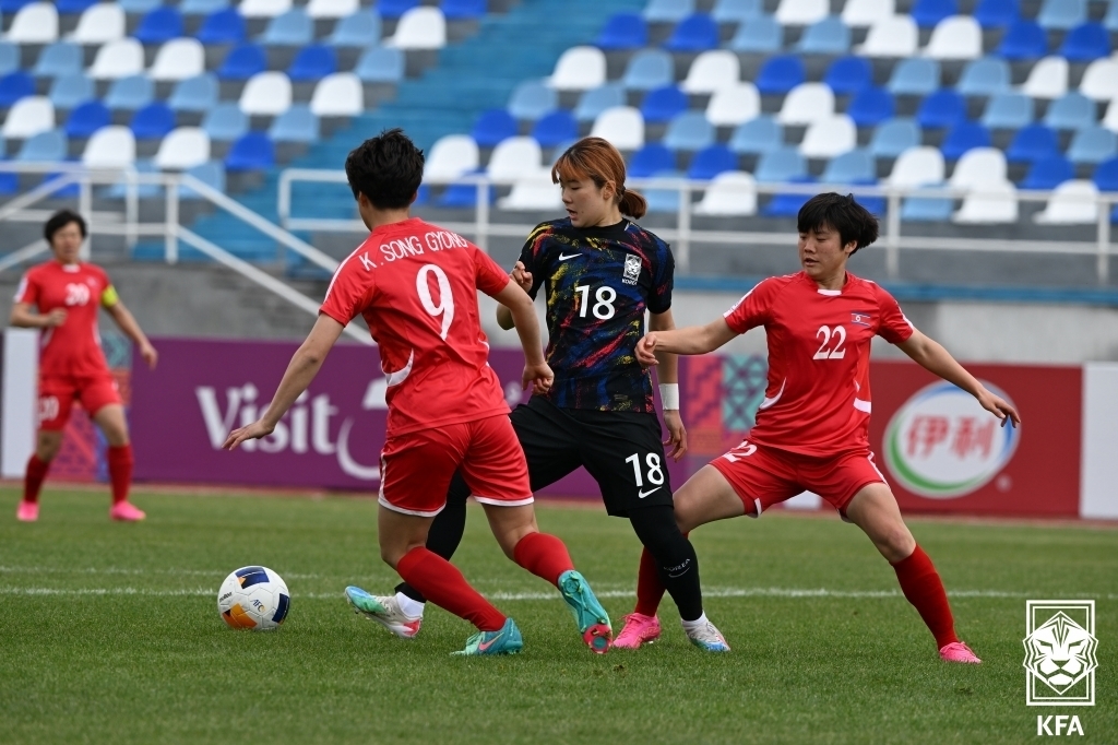 13일 우즈베키스탄 타슈켄트 더스트릭 스타디움에서 열린 2024 아시아축구연맹(AFC) U-20 여자 아시안컵 준결승전 한국과 북한 경기에서 원채은이 볼다툼을 하고 있다. 대한축구협회 제공