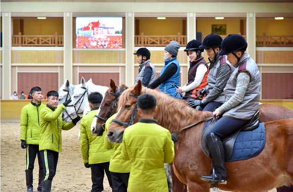 북한 내각 기관지 민주조선은 13일 평양 미림승마구락부가 준공된 후 방문객이 지속적으로 증가하고 있다고 밝혔다. 구락부는 평양제1백화점과 미림승마구락부를 잇는 노선버스 운영에 이어 최근 승마열기가 더욱 고조되는데 맞게 승마운동에 필요한 시설물을 새로 갖추었고 손님들의 편의를 도모하기 위해 숙식조건을 마련하기 위한 사업도 추진하고 있다고 전했다. 2024.3.13. 민주조선 홈페이지 캡처·연합뉴스