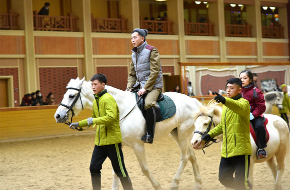 북한 내각 기관지 민주조선은 13일 평양 미림승마구락부가 준공된 후 방문객이 지속적으로 증가하고 있다고 밝혔다. 구락부는 평양제1백화점과 미림승마구락부를 잇는 노선버스 운영에 이어 최근 승마열기가 더욱 고조되는데 맞게 승마운동에 필요한 시설물을 새로 갖추었고 손님들의 편의를 도모하기 위해 숙식조건을 마련하기 위한 사업도 추진하고 있다고 전했다. 2024.3.13. 민주조선 홈페이지 캡처·연합뉴스