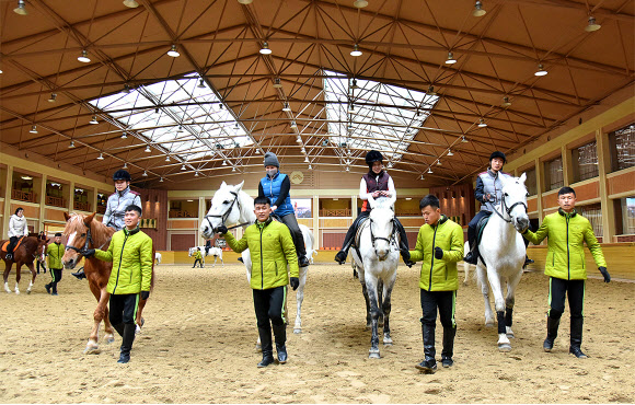 북한 내각 기관지 민주조선은 13일 평양 미림승마구락부가 준공된 후 방문객이 지속적으로 증가하고 있다고 밝혔다. 구락부는 평양제1백화점과 미림승마구락부를 잇는 노선버스 운영에 이어 최근 승마열기가 더욱 고조되는데 맞게 승마운동에 필요한 시설물을 새로 갖추었고 손님들의 편의를 도모하기 위해 숙식조건을 마련하기 위한 사업도 추진하고 있다고 전했다. 2024.3.13. 민주조선 홈페이지 캡처·연합뉴스