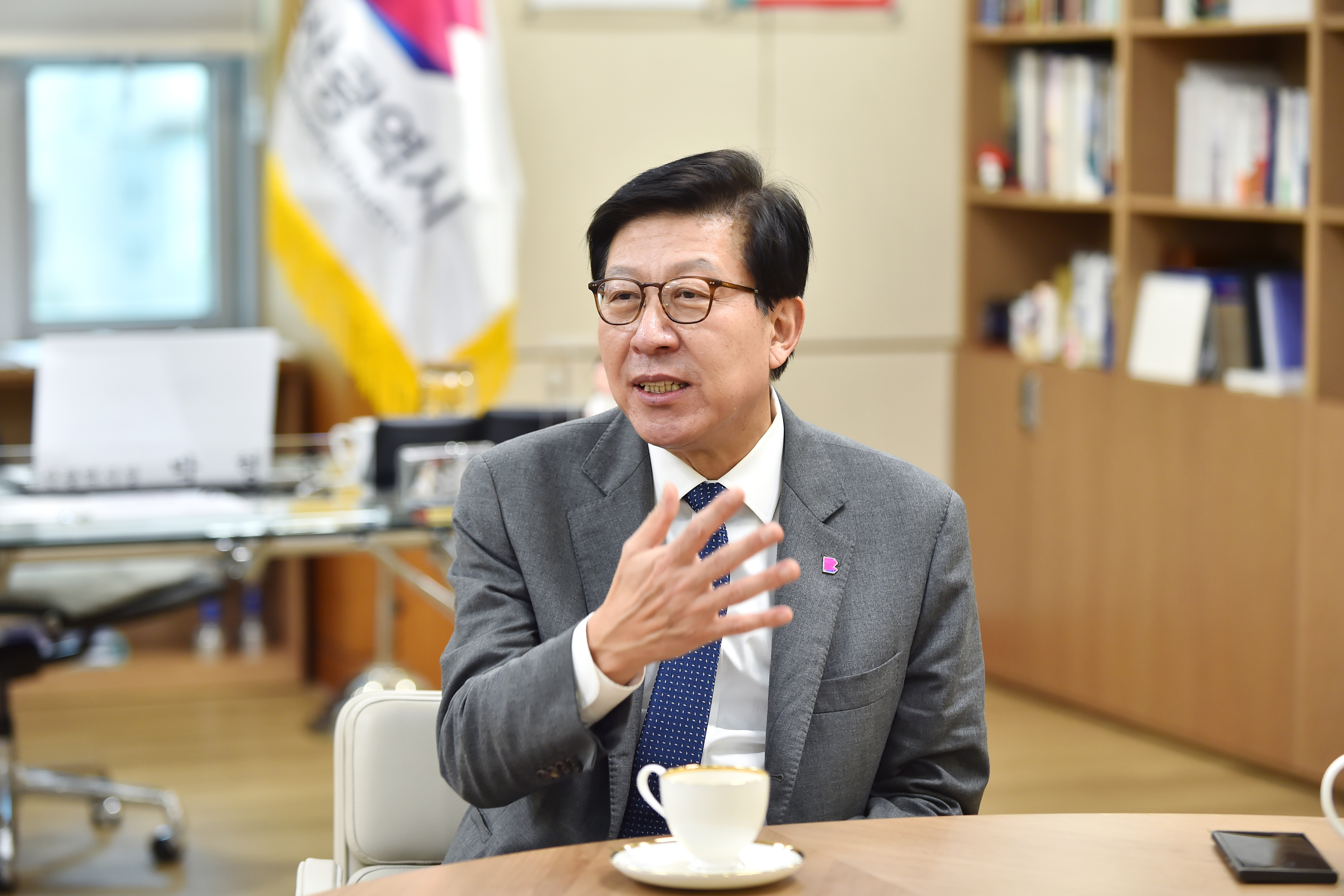 박형준 부산시장이 13일 집무실에서 글로벌 허브 도시와 올해 시정 주요 계획에 대해 말하고 있다. 부산시 제공