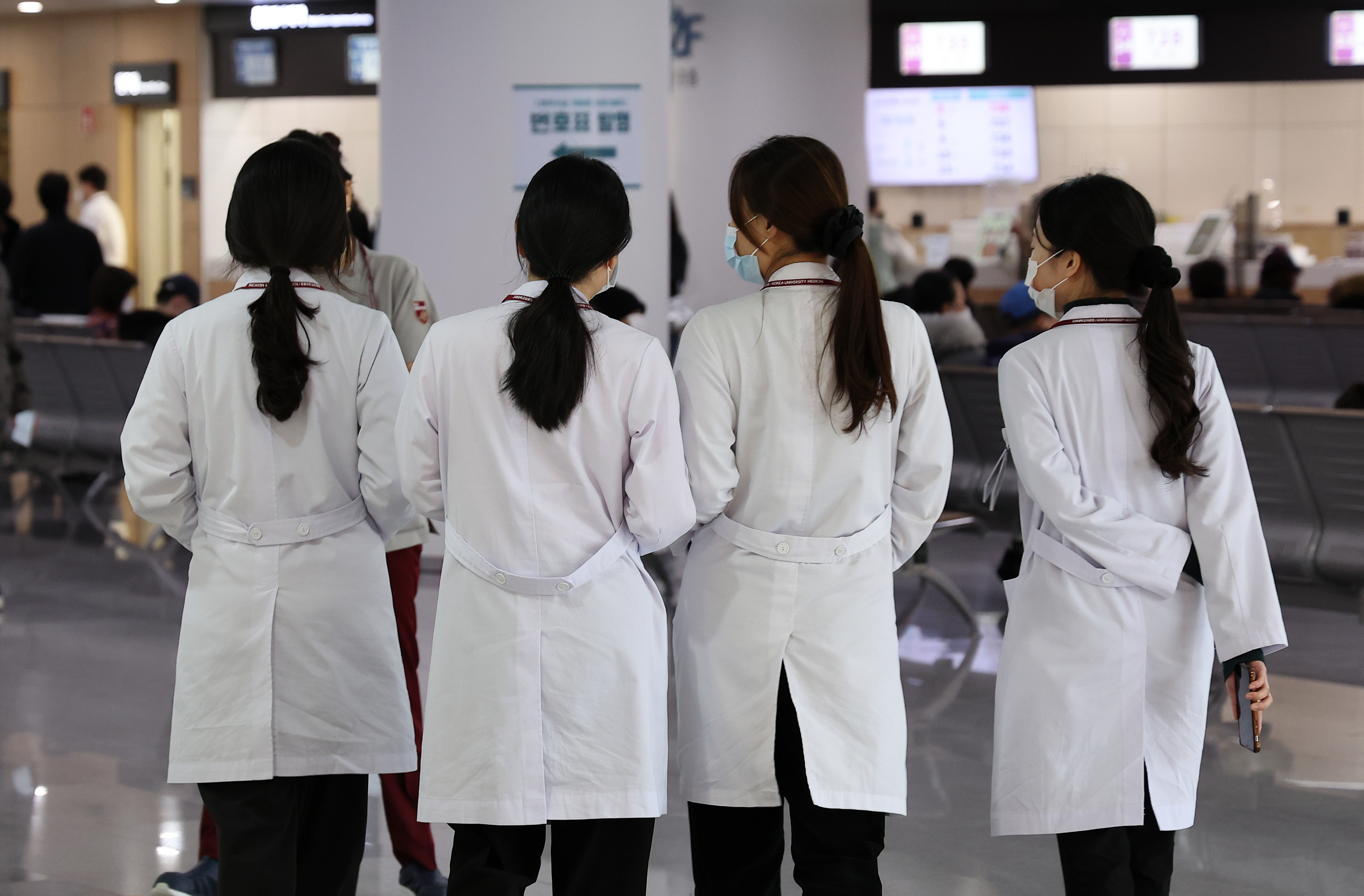 22일 서울 시내 한 대학병원에서 의료진이 발걸음을 옮기고 있다. 2024.2.22 뉴스1 (기사 용과 직접 관련 없음)