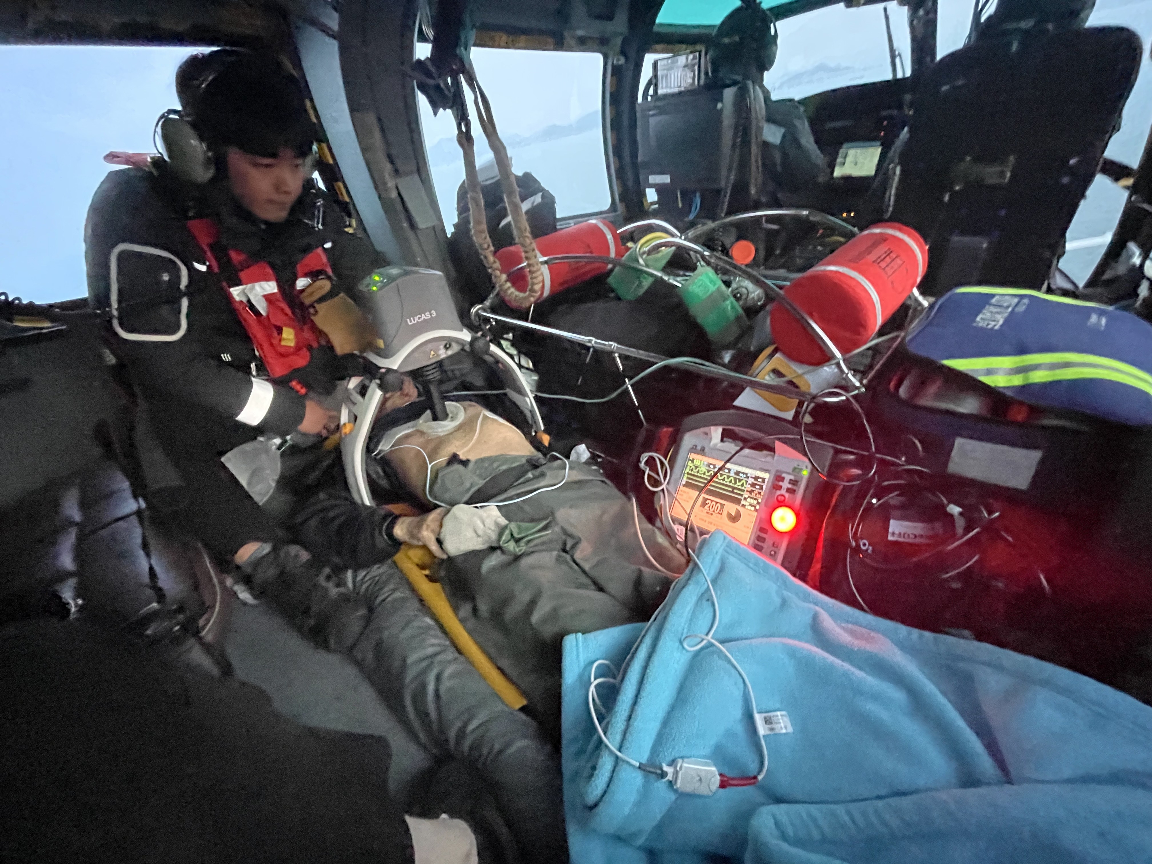 해양경찰이 헬기로 20대 외국인 응급환자를 이송하고 있다.