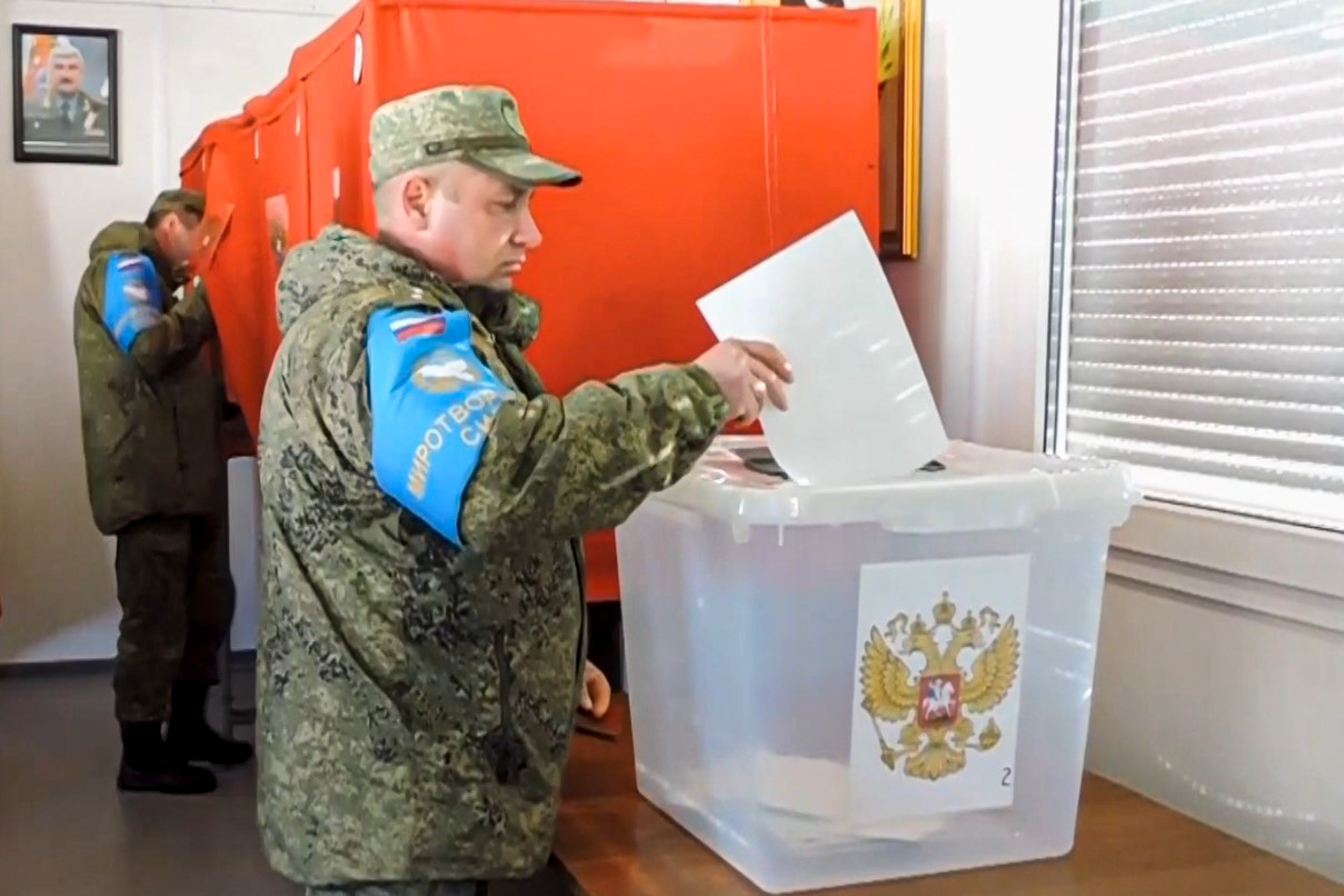 15~17일 열리는 러시아 대선에 앞선 13일 사전투표에서 투명한 투표함에 러시아 평화유지군 병사가 투표용지를 집어넣고 있다. 후보는 4명이지만 현 블라디미르 푸틴 대통령의 압도적 승리가 예상된다. 아제르바이잔 타스 연합뉴스
