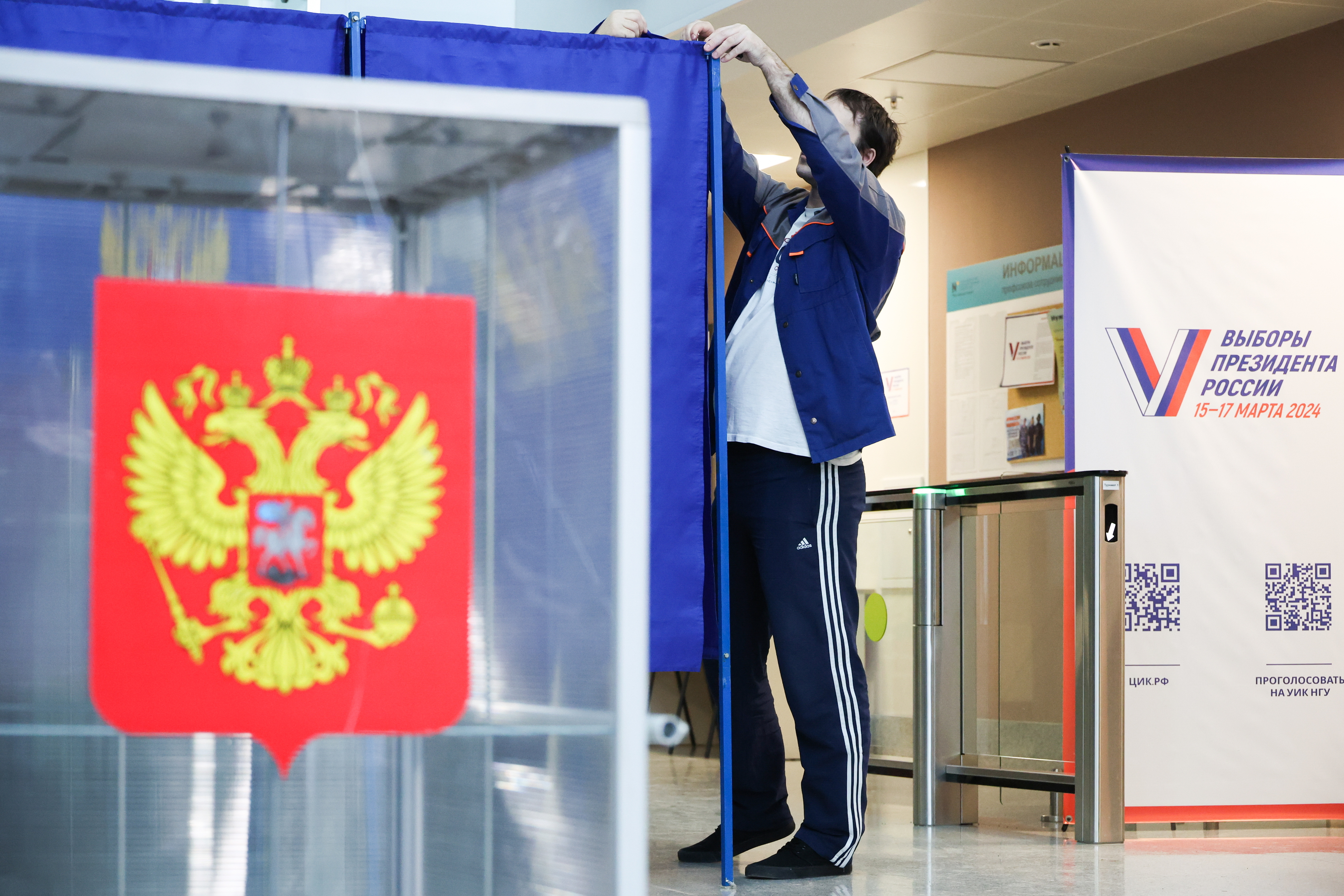 2024 러시아 대통령 선거를 앞두고 14일 노보시비르스크 대학에서 투표소를 준비하고 있다. 노보시비르스크 타스 연합뉴스