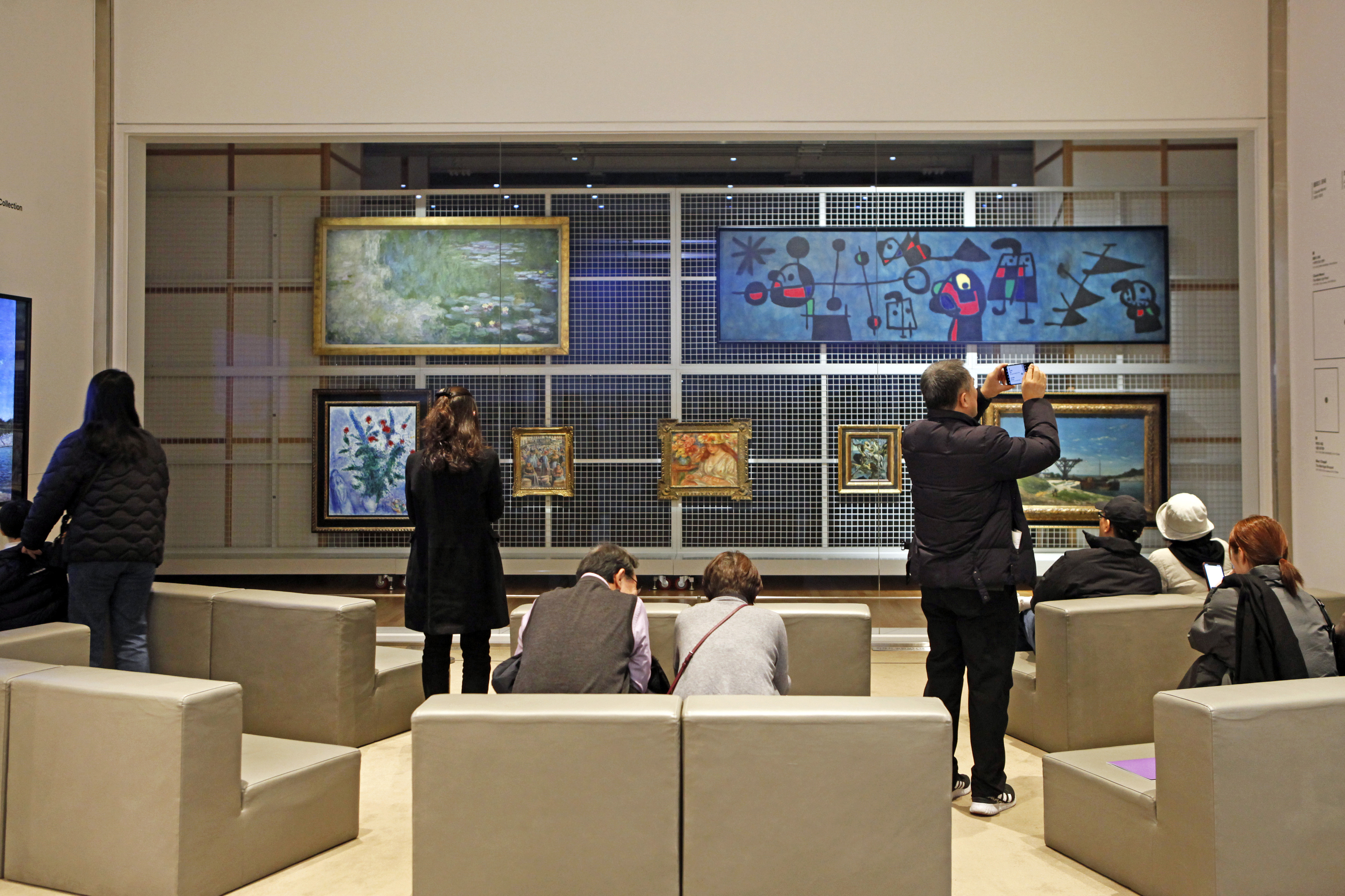 국립현대미술관 청주의 ‘보이는 수장고’. 세계적 거장들의 작품을 하나의 프레임 안에 두고 볼 수 있는, 수장형 미술관의 장점을 잘 활용한 사례다.