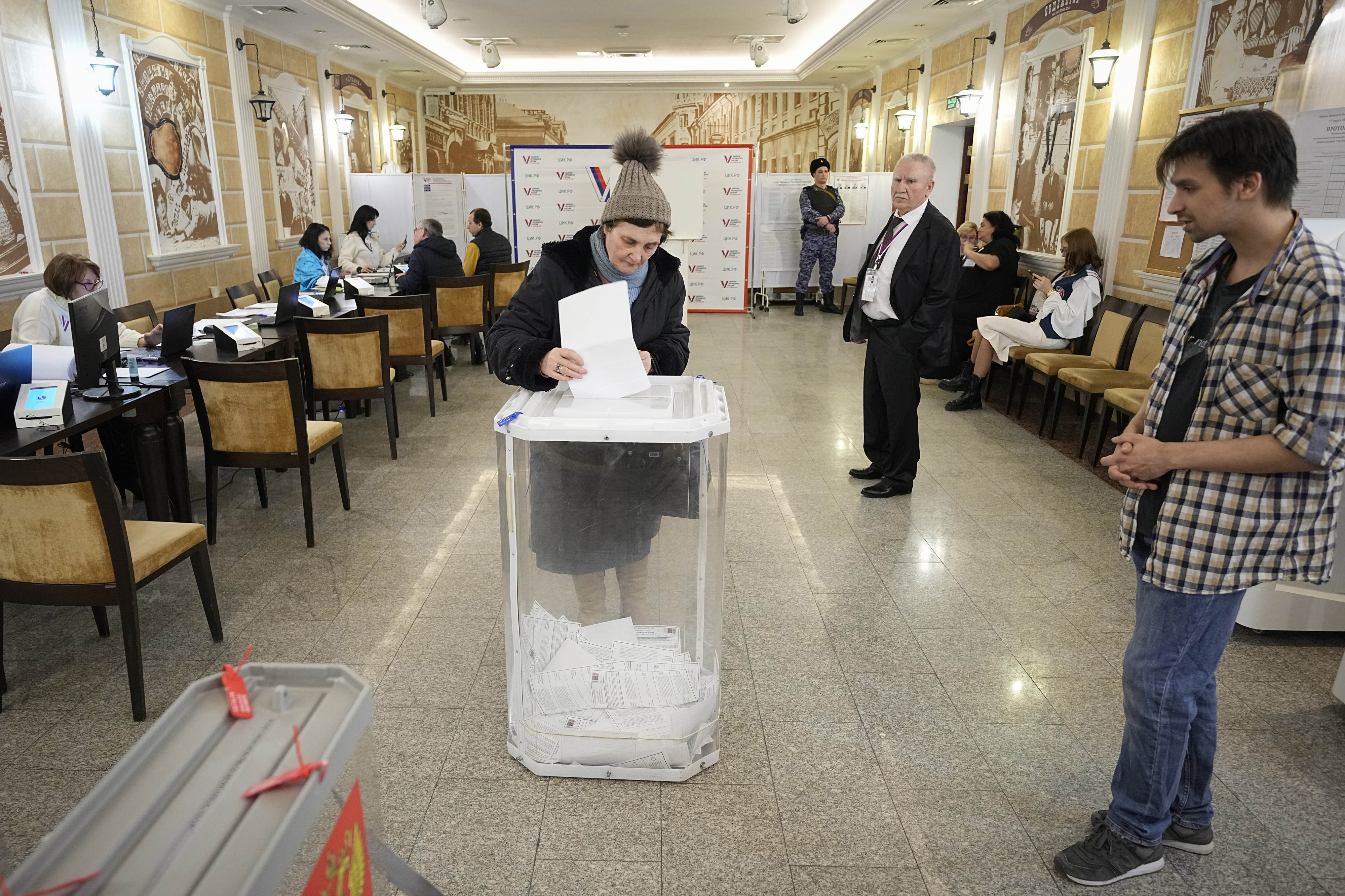 15일(현지시간) 러시아 모스크바에서 한 여성이 대통령선거 투표에 참여하고 있다. 2024.3.15 AP 연합뉴스