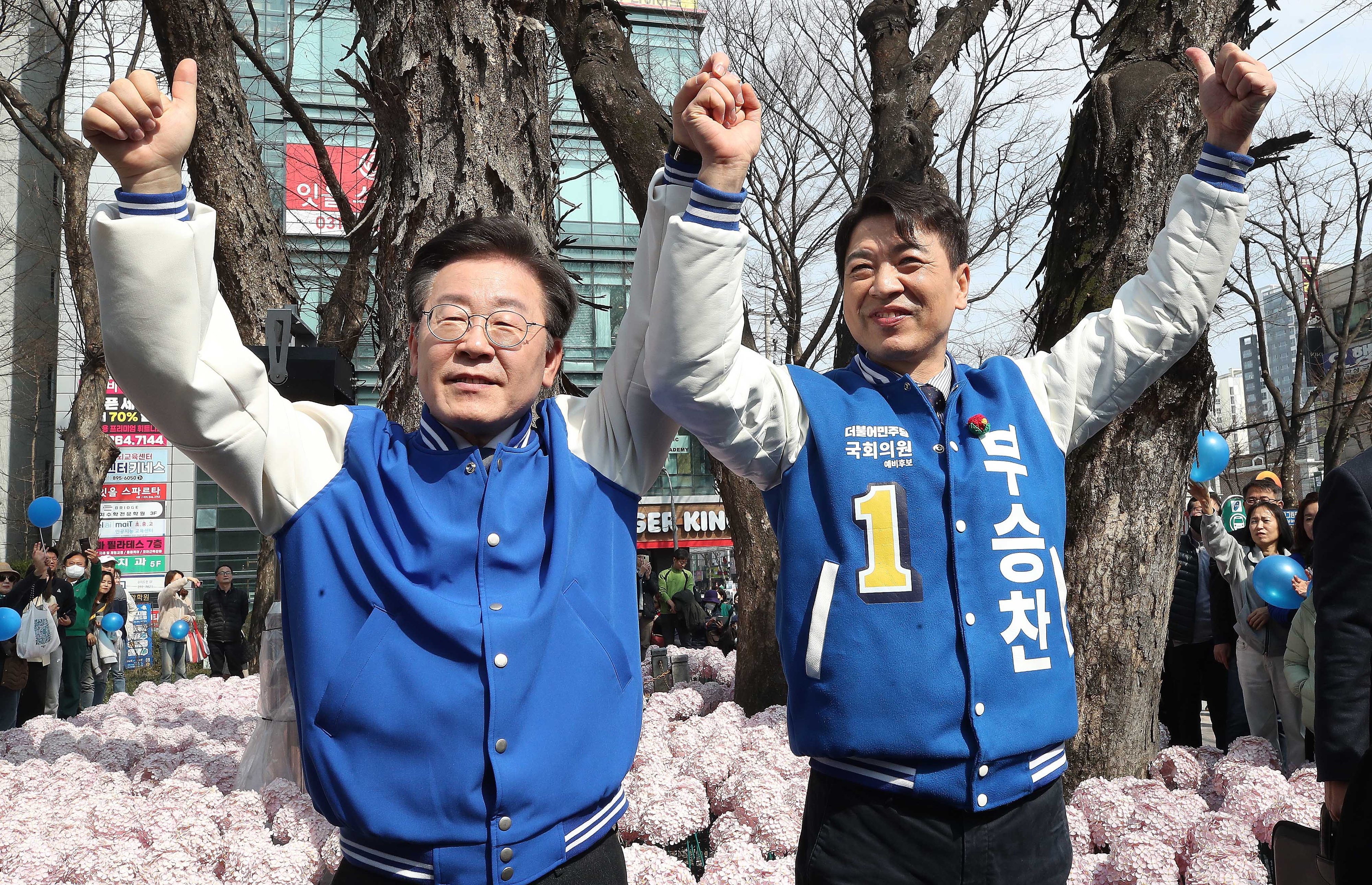 이재명(왼쪽) 더불어민주당 대표와 부승찬 후보가 16일 경기 용인시 수지구청 인근에서 시민들에게 인사하고 있다. 2024.3.16 사진공동취재단