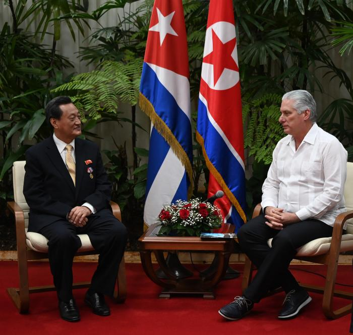 마철수(왼쪽) 주쿠바 북한 대사와 미겔 디아스카넬 쿠바 대통령.