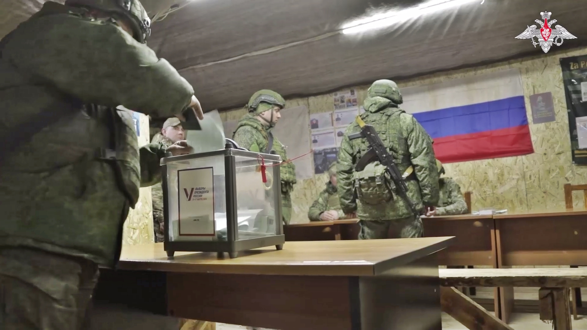 러시아 서부군관구 기갑부대 병사들이 2024 대통령선거 사전투표에 참여하고 있다. 2024.3.14 러시아 국방부