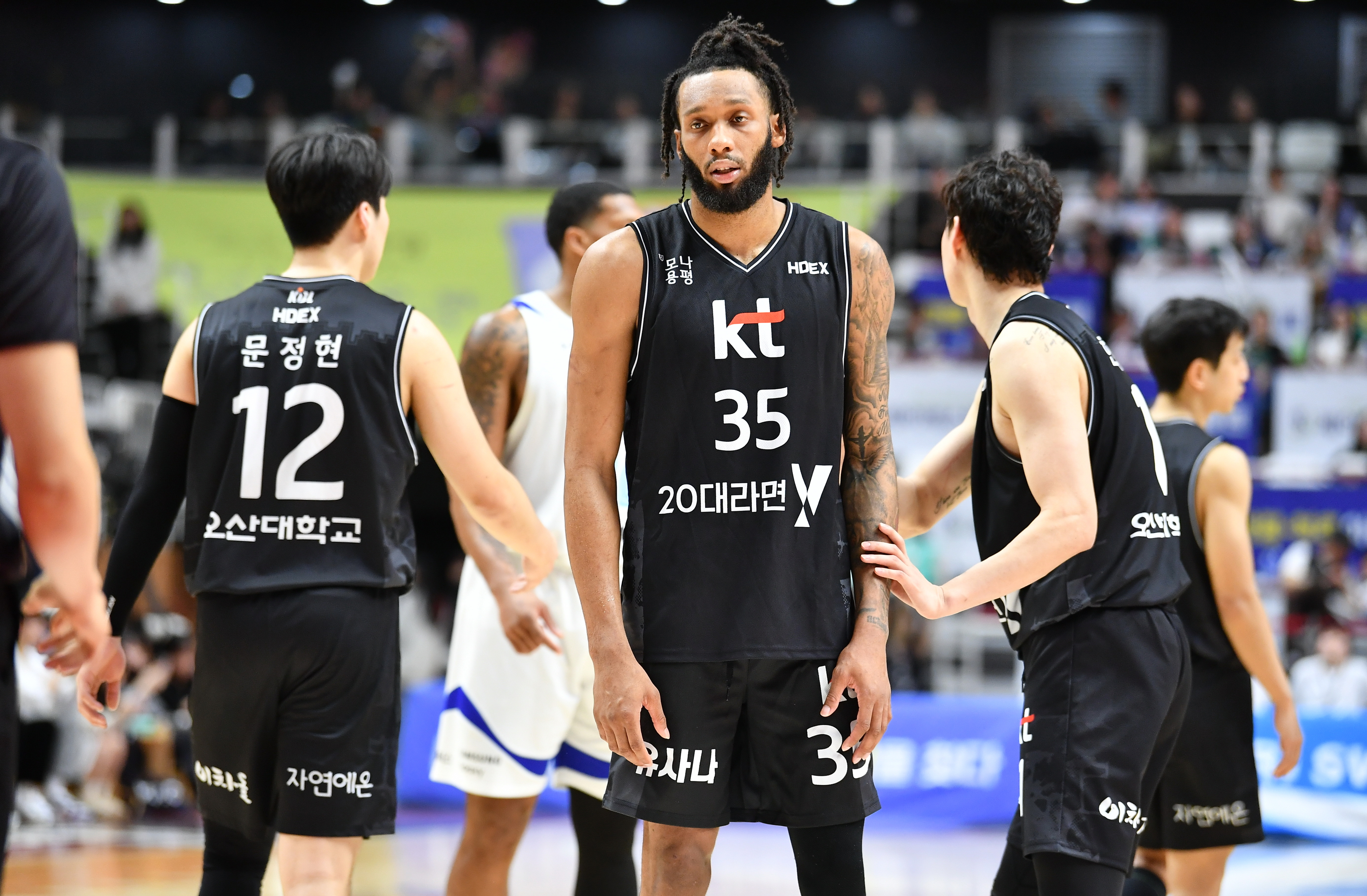 수원 kt 패리스 배스가 16일 수원 KT아레나에서 열린 프로농구 2023~24시즌 서울 삼성과의 홈 경기에서 동료들의 격려를 받고 있다. KBL 제공