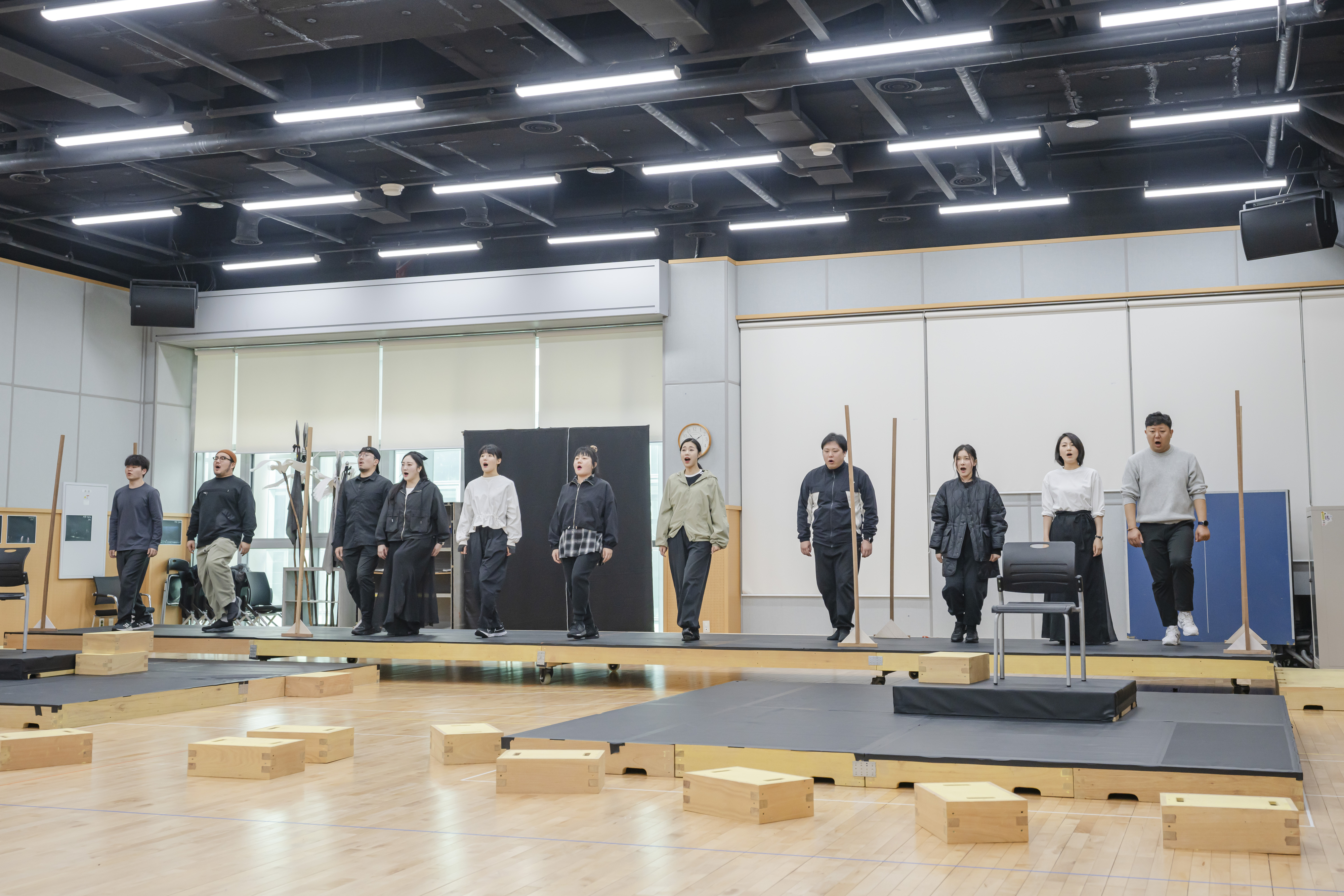 지난 15일 서울 중구 국립창극단 연습실에서 리어왕을 연기하는 김준수와 다양한 인간군상을 표현하고 있는 창극단 배우들. 국립극장 제공