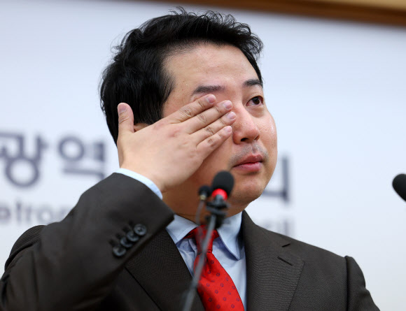 ‘막말 논란’으로 부산 수영구 공천이 취소된 장예찬 전 국민의힘 청년최고위원이 18일 오후 부산 연제구 부산시의회에서 기자회견을 열고 눈물을 닦고 있다. 장 전 청년최고위원은 무소속 출마를 선언했다. 2024.3.18 연합뉴스