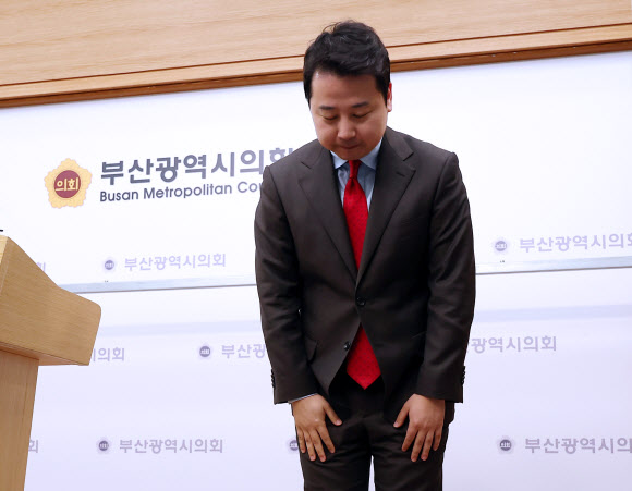 ‘막말 논란’으로 부산 수영구 공천이 취소된 장예찬 전 국민의힘 청년최고위원이 18일 오후 부산 연제구 부산시의회에서 기자회견을 열고 고개 숙여 인사하고 있다. 장 전 청년최고위원은 무소속 출마를 선언했다. 2024.3.18 연합뉴스