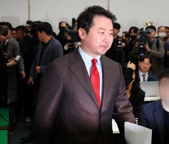 ‘막말 논란’으로 부산 수영구 공천이 취소된 장예찬 전 국민의힘 청년최고위원이 18일 오후 부산 연제구 부산시의회에서 기자회견을 열기위해 입장하고 있다. 장 전 청년최고위원은 무소속 출마를 선언했다. 2024.3.18 연합뉴스