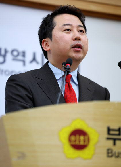 ‘막말 논란’으로 부산 수영구 공천이 취소된 장예찬 전 국민의힘 청년최고위원이 18일 오후 부산 연제구 부산시의회에서 기자회견을 열고 있다. 장 전 청년최고위원은 무소속 출마를 선언했다. 2024.3.18 연합뉴스