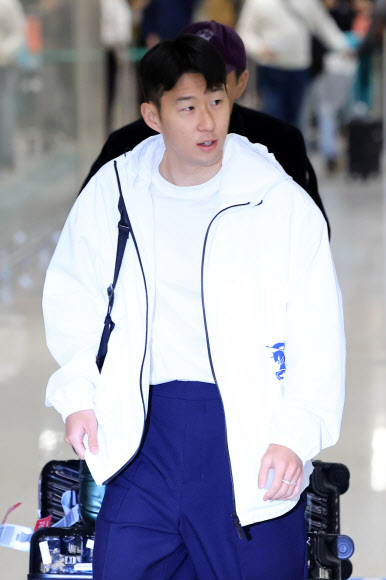 손흥민, 월드컵 아시아 2차 예선 앞두고 귀국