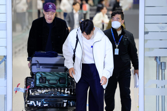 귀국하며 인사하는 손흥민