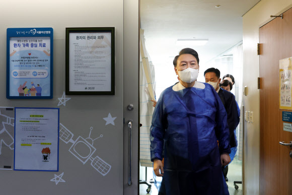 윤석열 대통령이 18일 서울아산병원 어린이병원에서 소아혈액종양병동 내 병원학교을 방문한 뒤나오고 있다. 2024.3.18. 대통령실 제공
