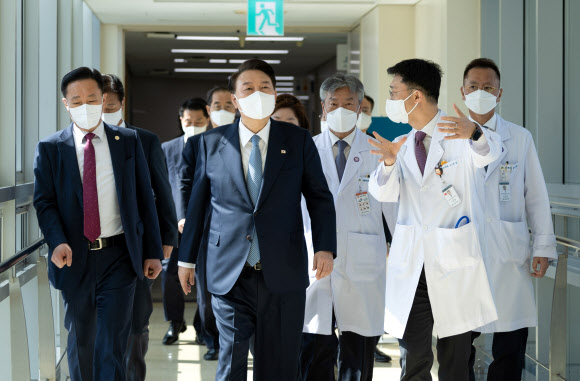 윤석열 대통령이 18일 서울아산병원 어린이병원을 방문해 의료진과 이동하고 있다. 2024.3.18. 대통령실 제공