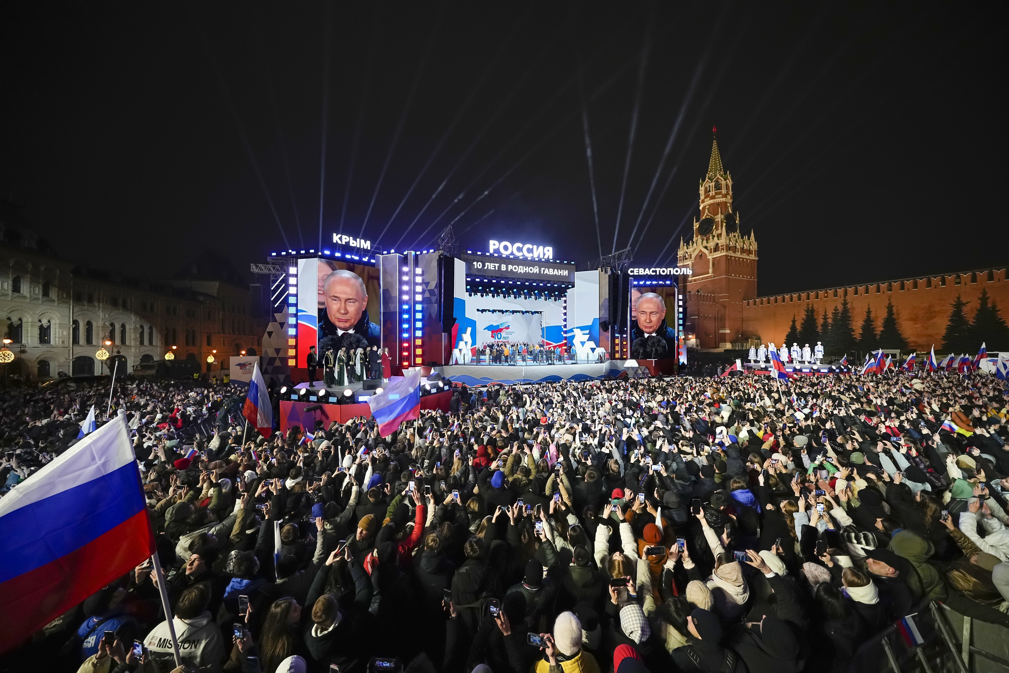 붉은 광장에 결집한 러시아 시민들. 2024.3.18 모스크바 AP 연합뉴스