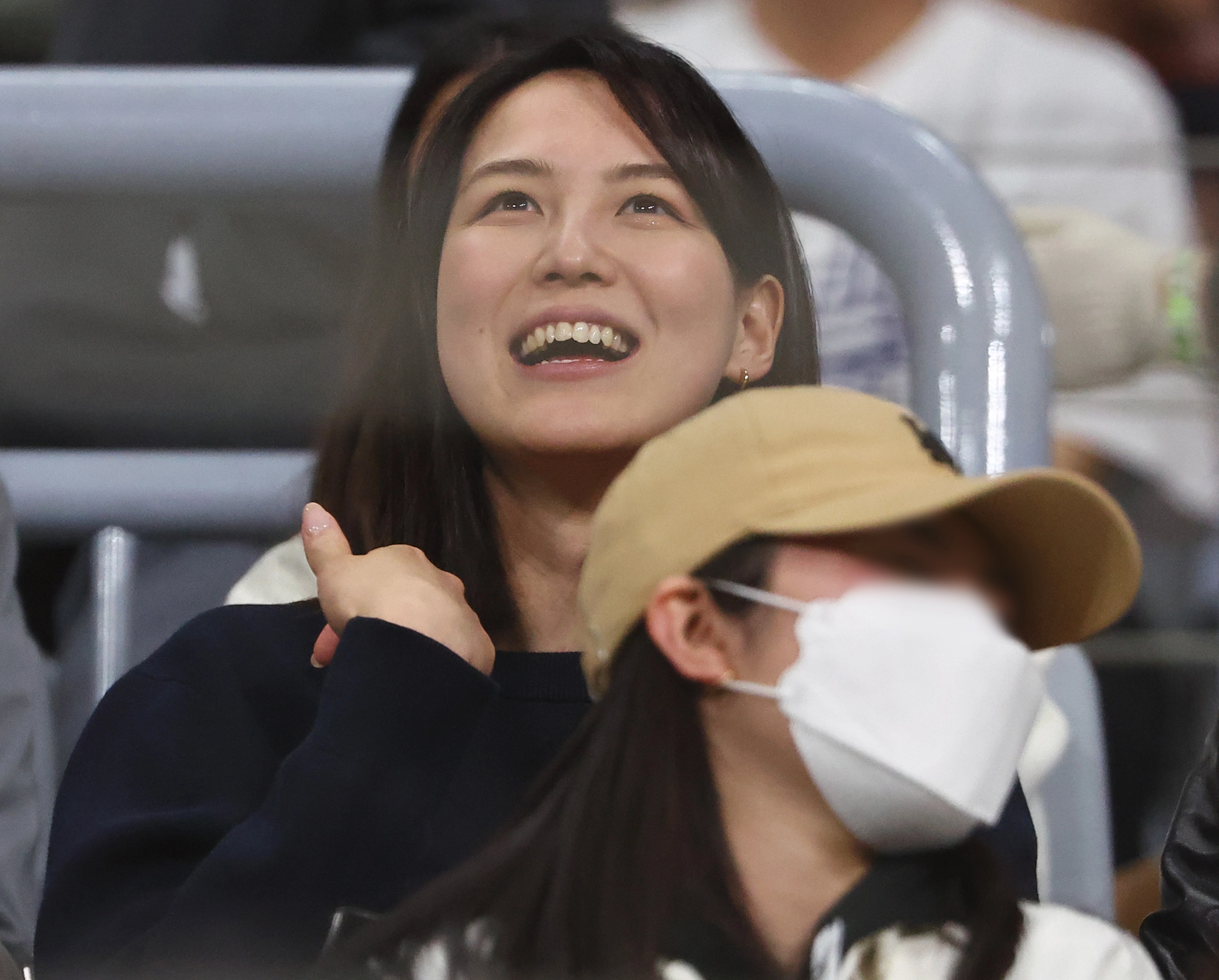 지난해 3월 서울 고척스카이돔에서 미국프로야구(MLB) 공식 개막전을 앞두고 열린 로스앤젤레스(LA) 다저스와 한국 야구 대표팀의 연습 경기에서 LA 다저스 오타니 쇼헤이의 아내 다나카 마미코가 어딘가를 바라보고 있다. 연합뉴스