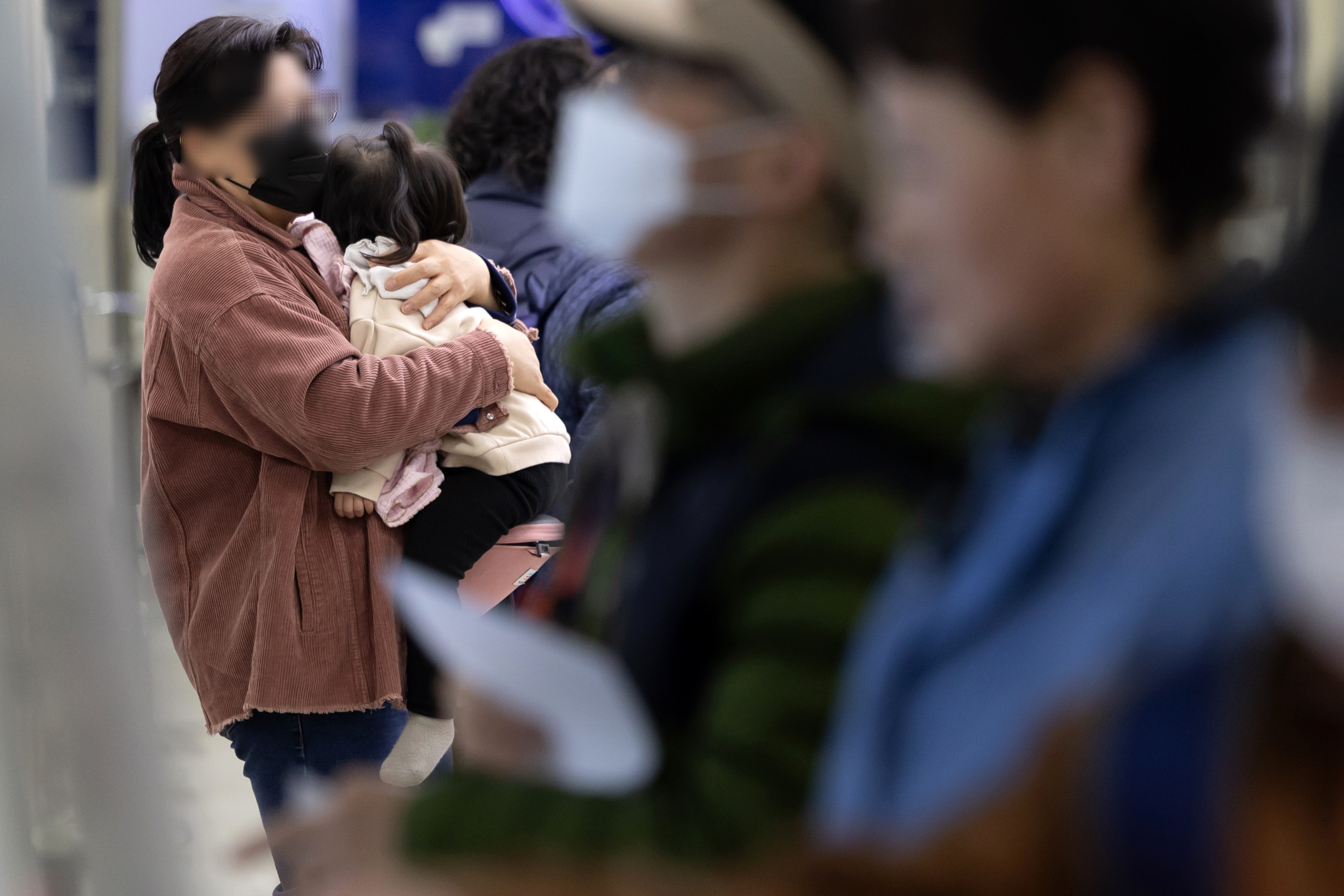 전공의 파업이 장기화되가고 있는 가운데 13일 서울 시내의 한 병원이 환자와 보호자들로 북적이고 있다. 2024.3.13 연합뉴스