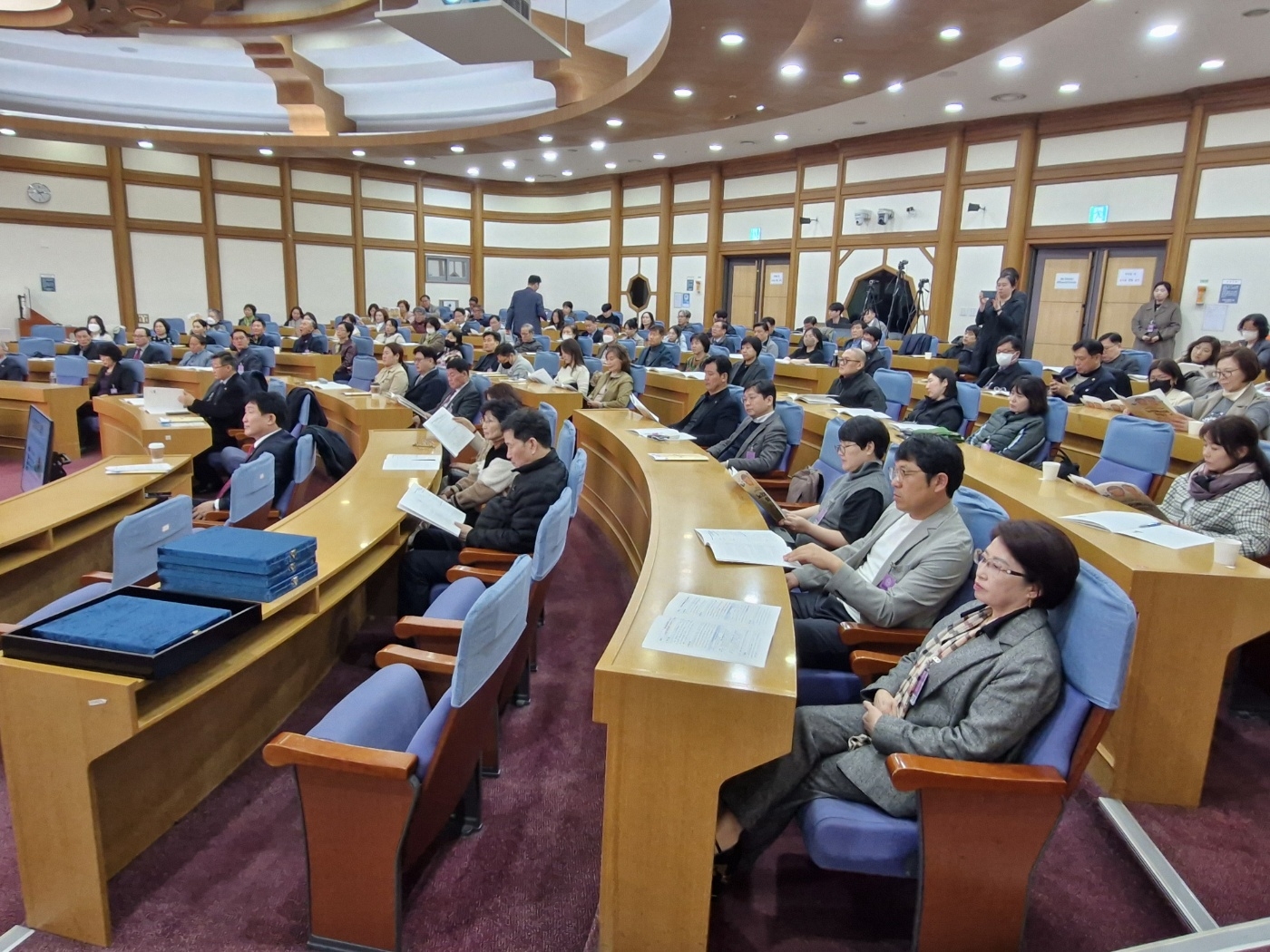 장기요양 법정 4단체  종사자들이  19일 서울 국회의원회관 제1소회의실에서  열린 ‘노인복지의 희망! 200만 노인장기요양 비전 선포대회’ 에 참석해 정책 현안에 대한 설명을 듣고 있다. 사진:한국노인복지중앙회.