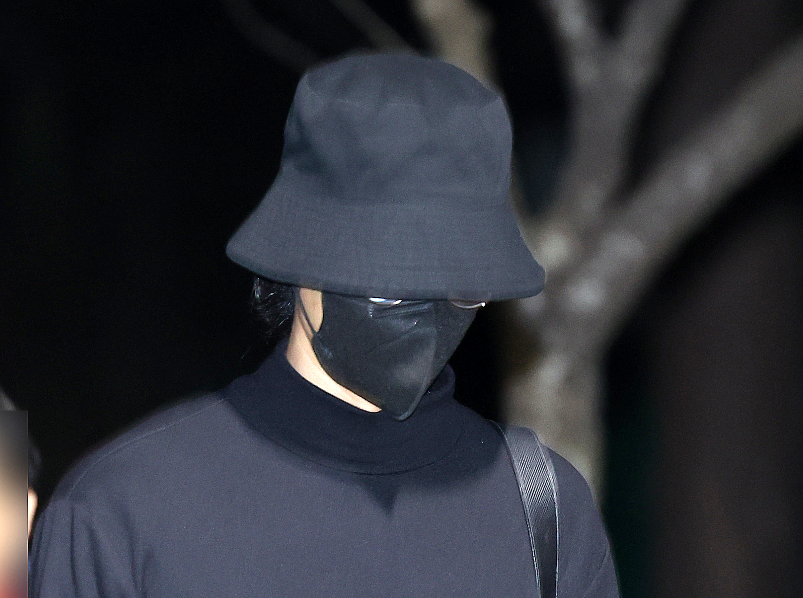 집단 성폭행 혐의로 실형에 처해졌던 가수 정준영(35)이 19일 오전 전남 목포교도소에서 형기를 마치고 출소하고 있다. 정준영은 최종훈과 허모 씨, 권모 씨, 김모 씨 등 이른바 ‘정준영 단톡방’ 멤버들과 지난 2016년 1월 강원 홍천과 같은 해 3월 대구에서 여성을 만취시키고 집단 성폭행을 했다는 혐의를 받았다.이와 함께 정준영은 2015년 말부터 수개월 간 단체 채팅방에서 자신이 찍은 여성들과의 부적절한 영상을 여러 차례 공유한 혐의(성폭력처벌법 위반)도 받았다. 2024.3.19. 뉴스1