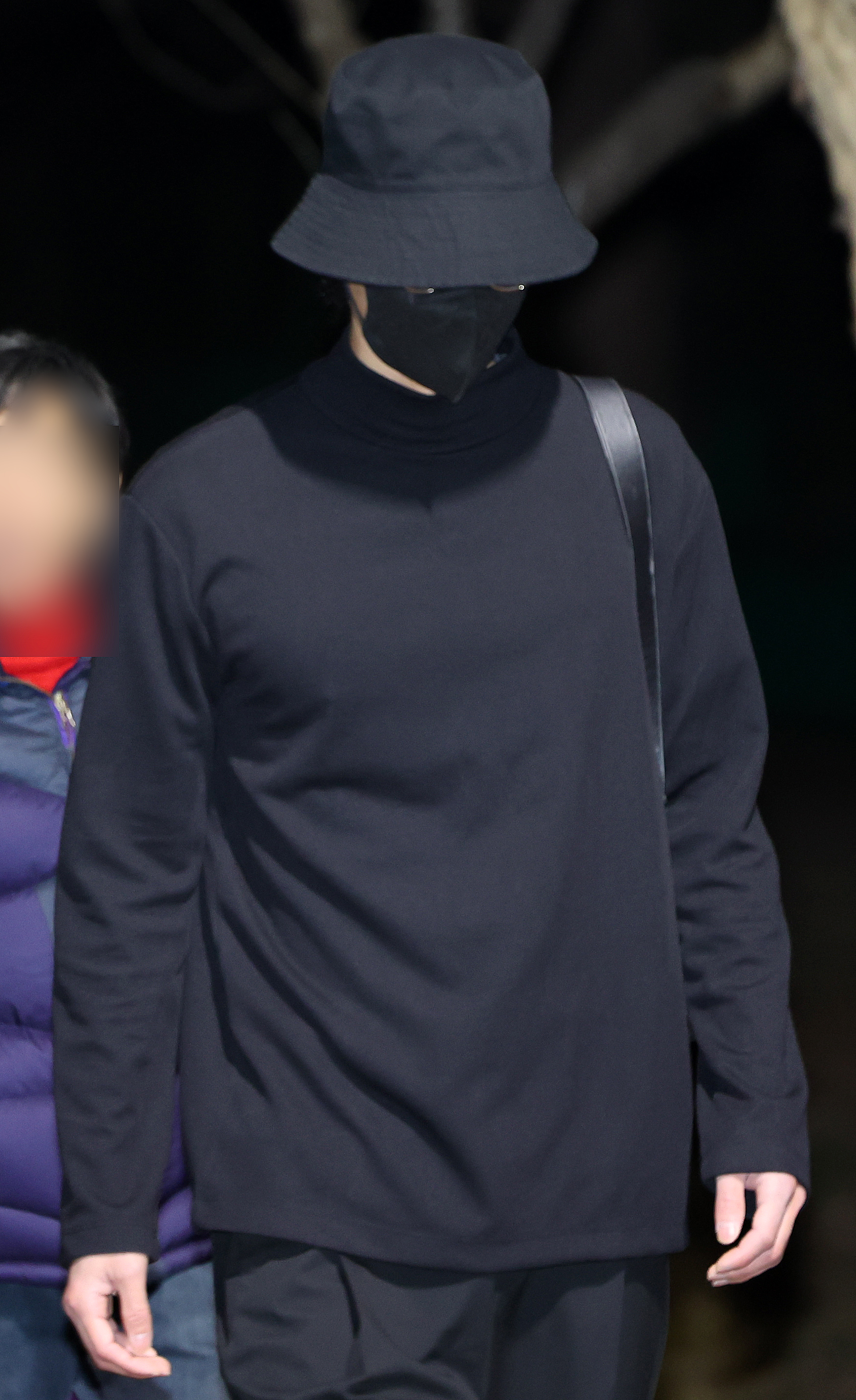집단 성폭행 혐의로 실형에 처해졌던 가수 정준영(35)이 19일 오전 전남 목포교도소에서 형기를 마치고 출소하고 있다. 정준영은 최종훈과 허모 씨, 권모 씨, 김모 씨 등 이른바 ‘정준영 단톡방’ 멤버들과 지난 2016년 1월 강원 홍천과 같은 해 3월 대구에서 여성을 만취시키고 집단 성폭행을 했다는 혐의를 받았다.이와 함께 정준영은 2015년 말부터 수개월 간 단체 채팅방에서 자신이 찍은 여성들과의 부적절한 영상을 여러 차례 공유한 혐의(성폭력처벌법 위반)도 받았다. 2024.3.19. 뉴스1