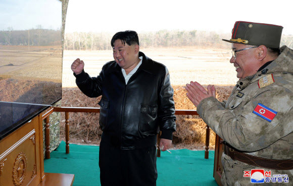 김정은 북한 국무위원장이 지난 18일 서부지구 포병부대 초대형방사포 사격훈련을 지도했다고 조선중앙통신이 19일 보도했다. 2024.3.19. 평양 조선중앙통신 연합뉴스