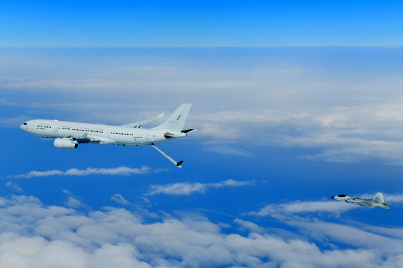 방위사업청은 19일 한국형전투기 KF-21 시제 5호기(단좌)가 사천 제3훈련비행단을 이륙 후 남해 상공에서 공중급유 비행에 성공, KF-21의 원거리 작전 능력을 확보했다고 밝혔다. 사진은 한국형전투기 시제 5호기. 2024.3.19. 방위사업청 제공