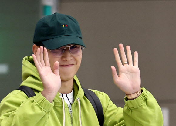 축구 국가대표 이강인이 19일 오후 인천국제공항 2터미널 입국장을 통해 입국하며 손흔들어 인사하고 있다. 2024.3.19 연합뉴스