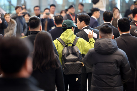 축구 국가대표 이강인이 19일 오후 인천국제공항 2터미널 입국장을 통해 입국하고 있다. 2024.3.19 연합뉴스