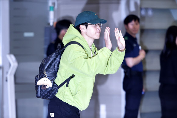 축구 국가대표 이강인이 19일 오후 인천국제공항 2터미널 입국장을 통해 입국하며 손 흔들어 인사하고 있다. 2024.3.19 연합뉴스