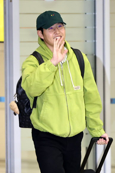 축구 국가대표 이강인이 19일 오후 인천국제공항 2터미널 입국장을 통해 입국하며 손들어 인사하고 있다. 2024.3.19 연합뉴스