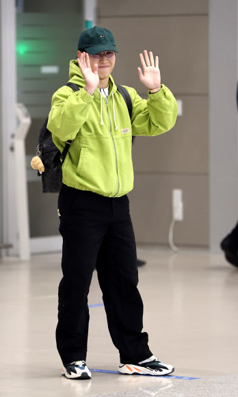 축구 국가대표 이강인이 19일 오후 인천국제공항 2터미널 입국장을 통해 입국하며 손흔들어 인사하고 있다. 2024.3.19 연합뉴스