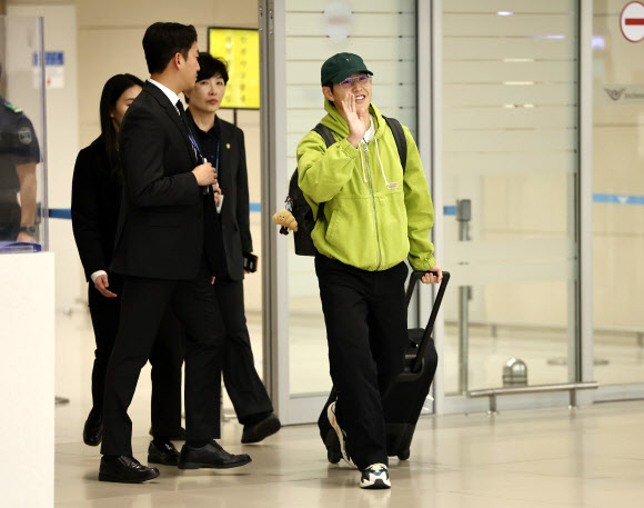 축구 국가대표 이강인이 19일 오후 인천국제공항 2터미널 입국장을 통해 입국하며 손들어 인사하고 있다. 2024.3.19 연합뉴스