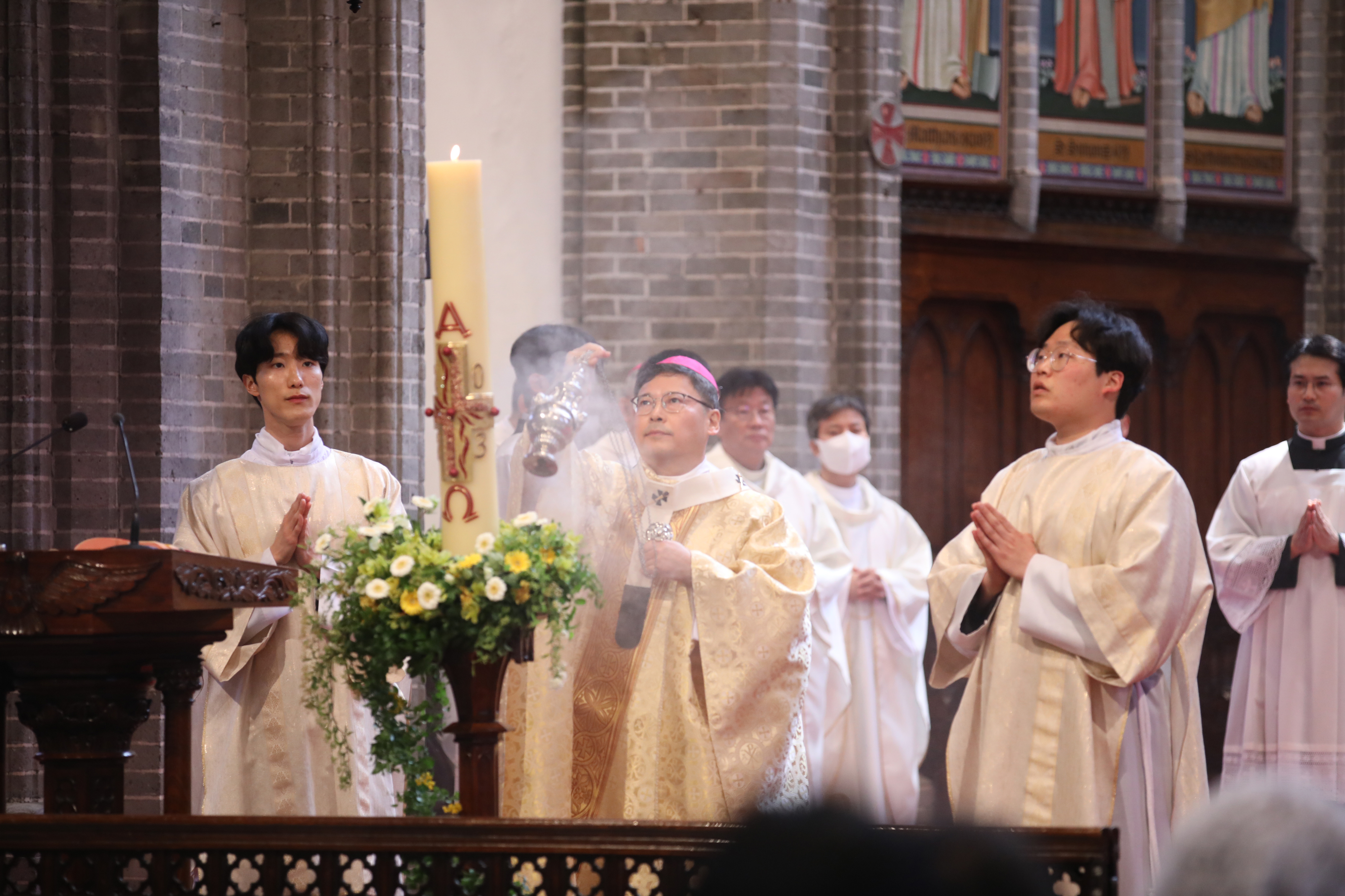 지난해 서울 명동성당에서 주님 부활 대축일 미사를 집전 중인 정순택(붉은 모자 쓴 이) 대주교 . 주교좌 명동대성당 제공.