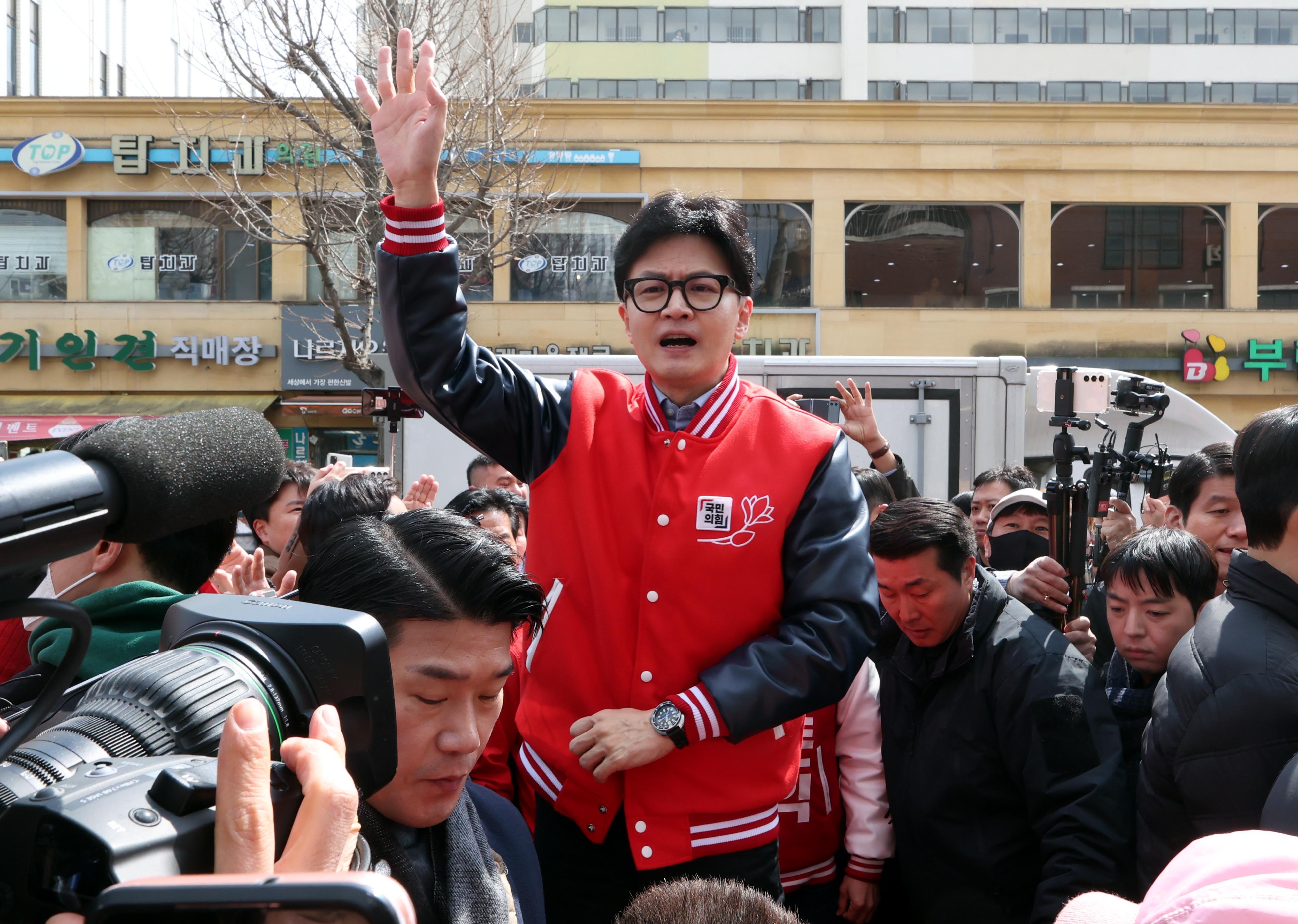 한동훈 국민의힘 비상대책위원장이 20일 오후 경기 안양시 안양 중앙시장 입구에서 시민들에게 인사하고 있다. 2024.3.20 안주영 전문기자