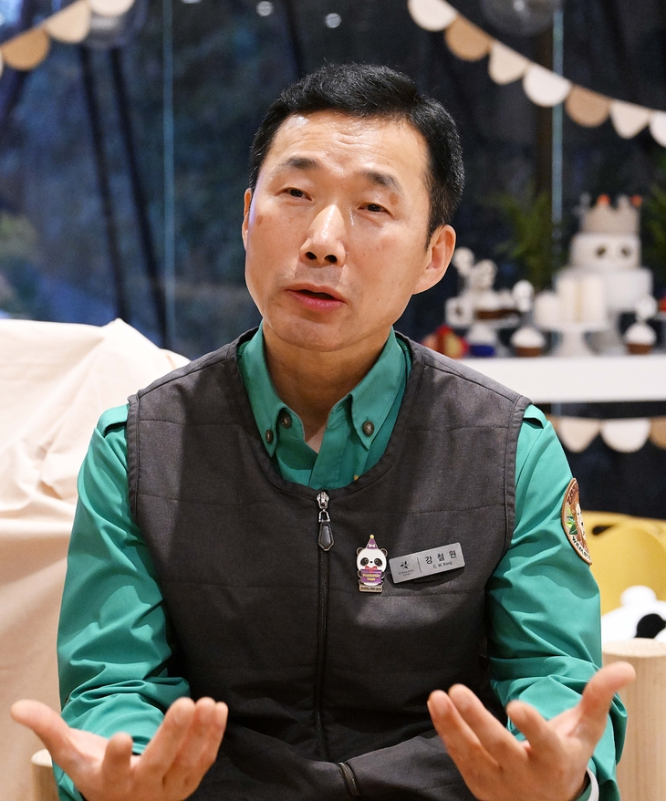 에버랜드 강철원 사육사가 한국에서 태어난 첫 판다인 푸바오의 중국 반환에 대해 19일 설명하고 있다. 오장환 기자